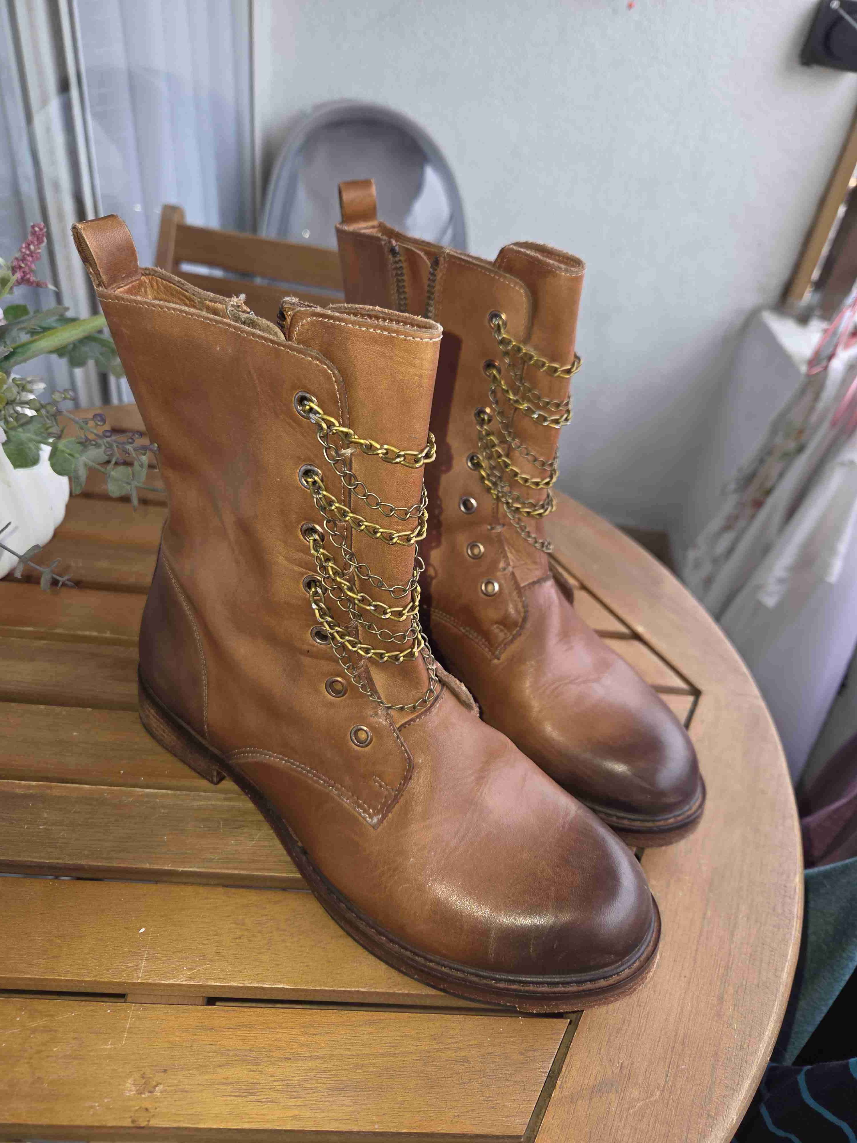 Botas de cuero café con cadenas - miniatura 4