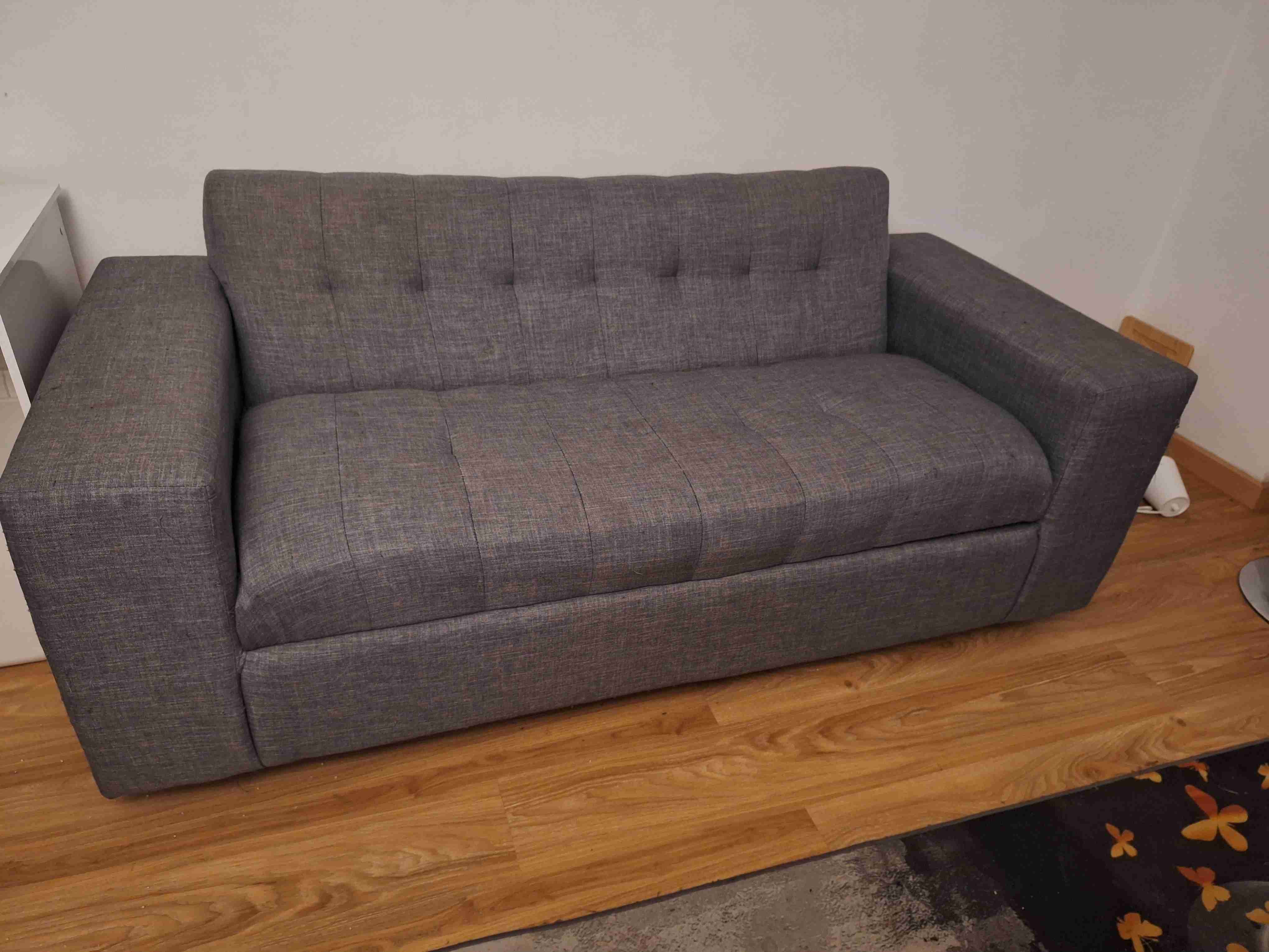 Sofá gris en buen estado - miniatura 1