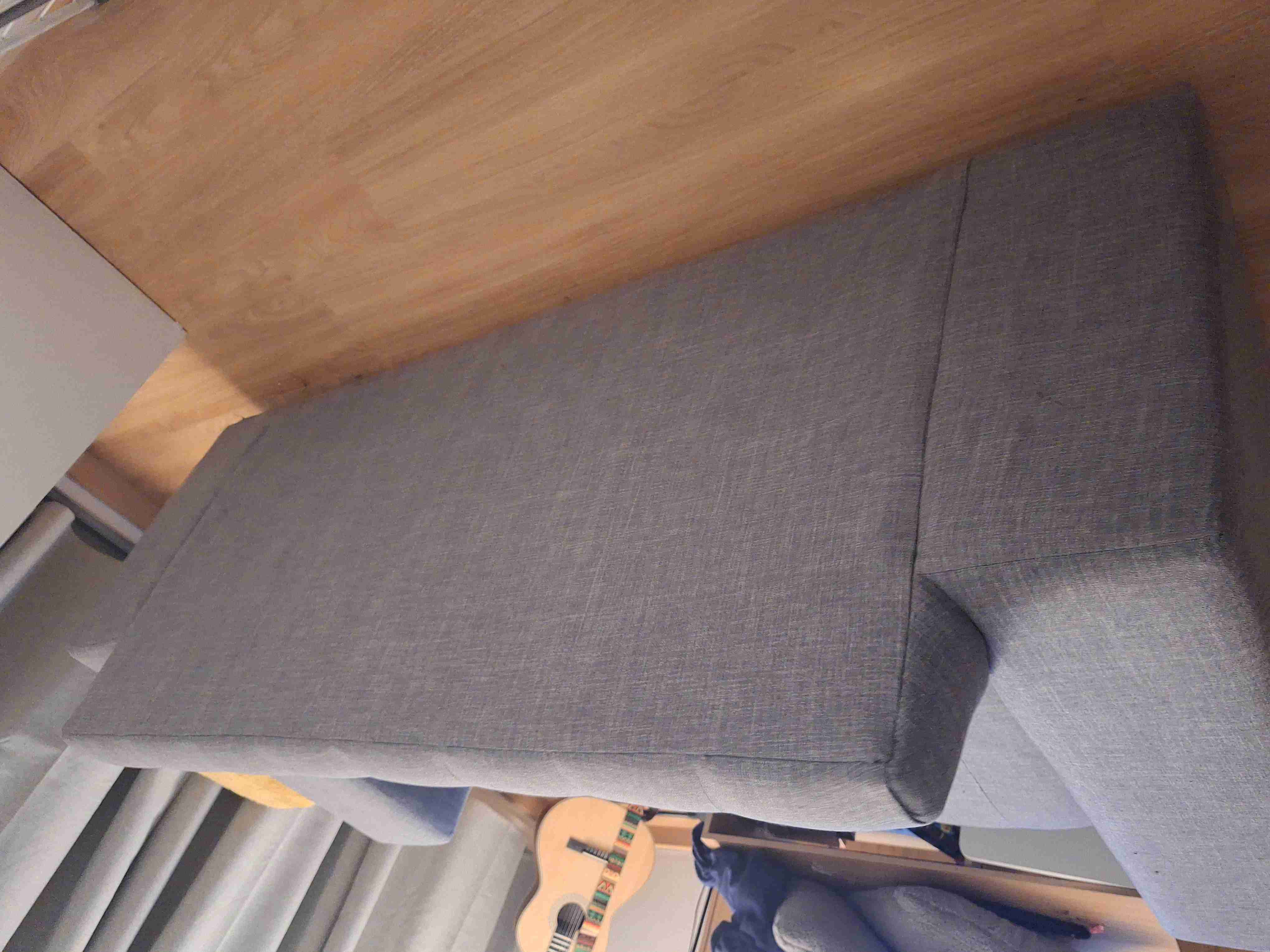 Sofá gris en buen estado - miniatura 2