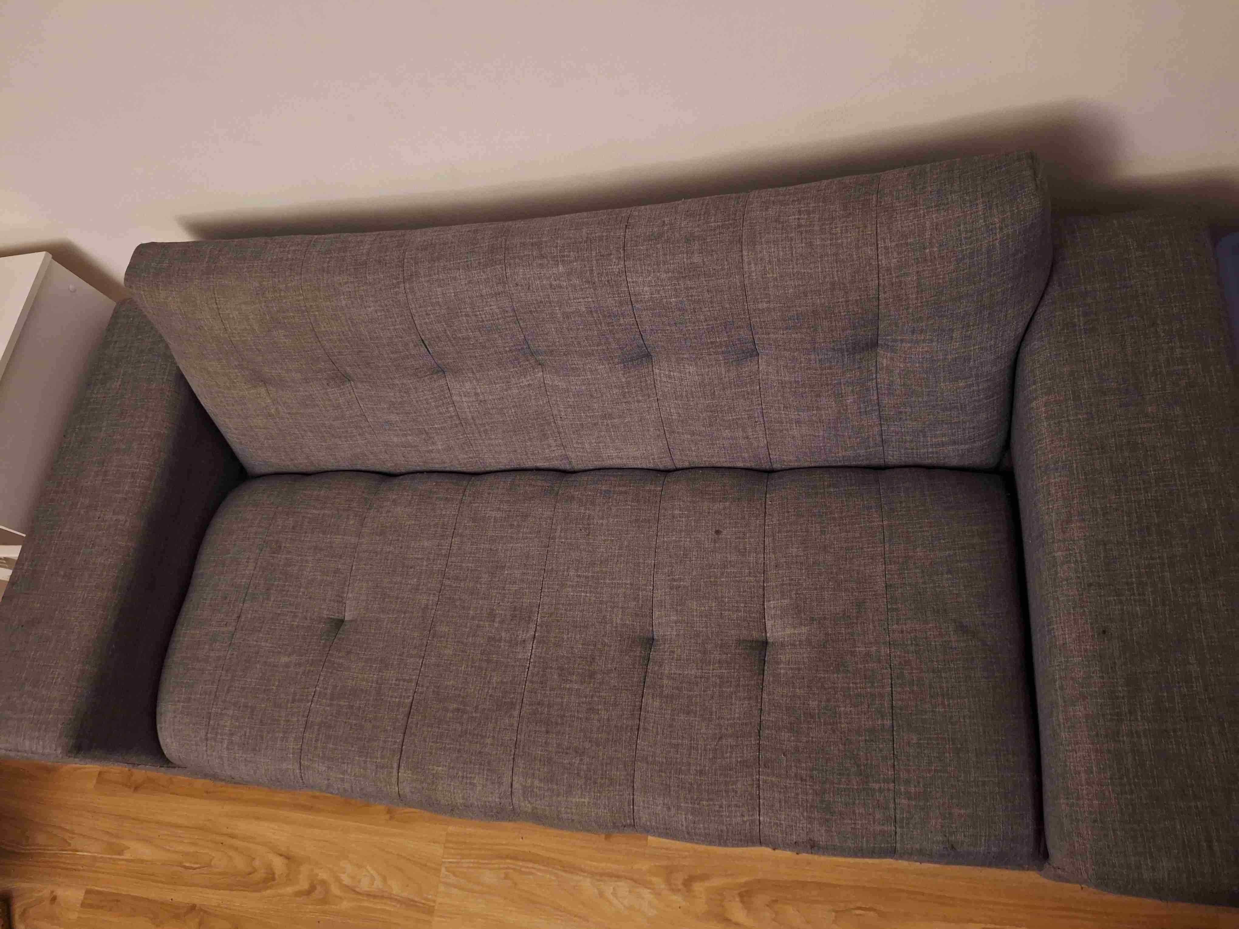 Sofá gris en buen estado - miniatura 3