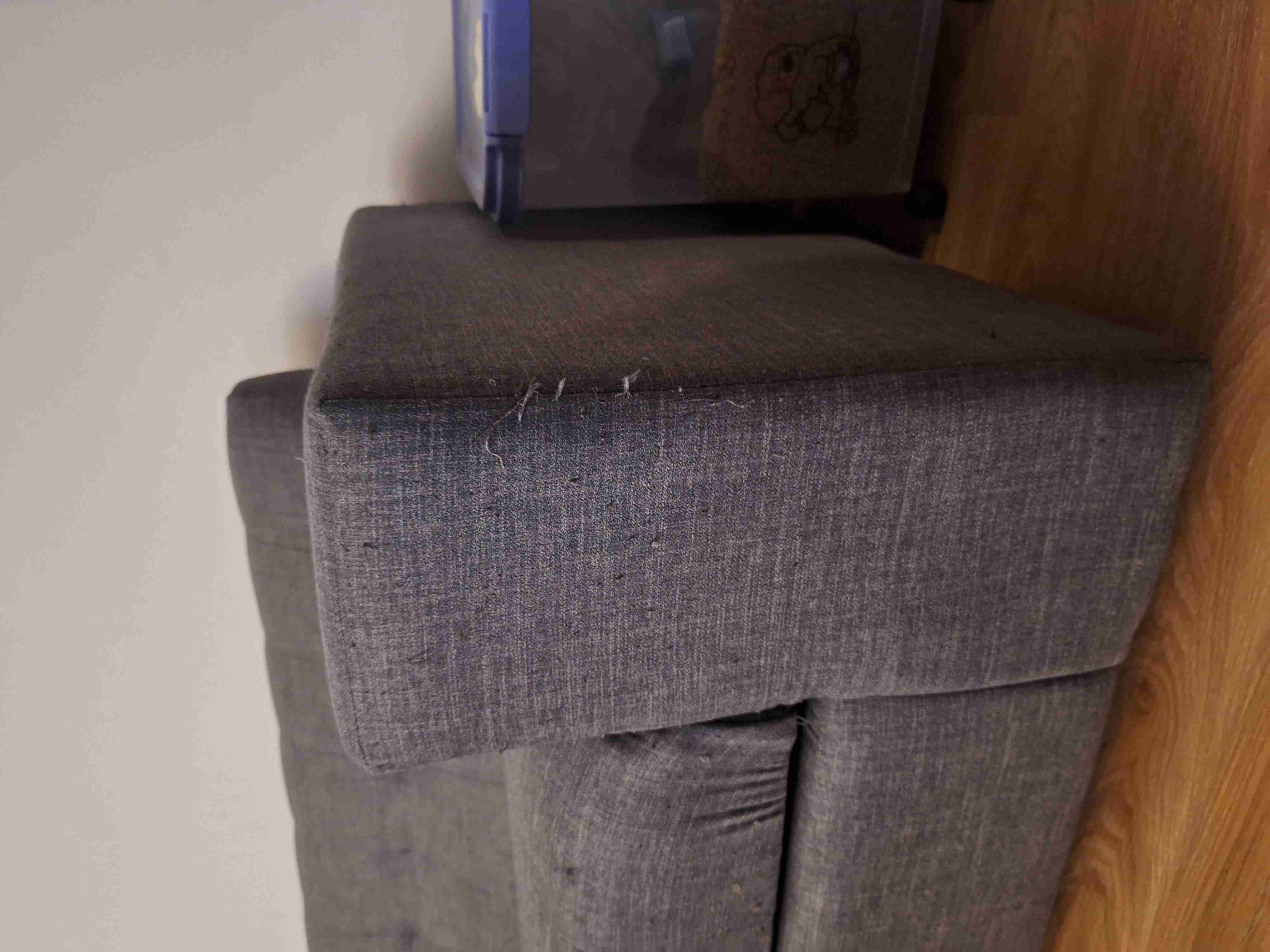 Sofá gris en buen estado - miniatura 4