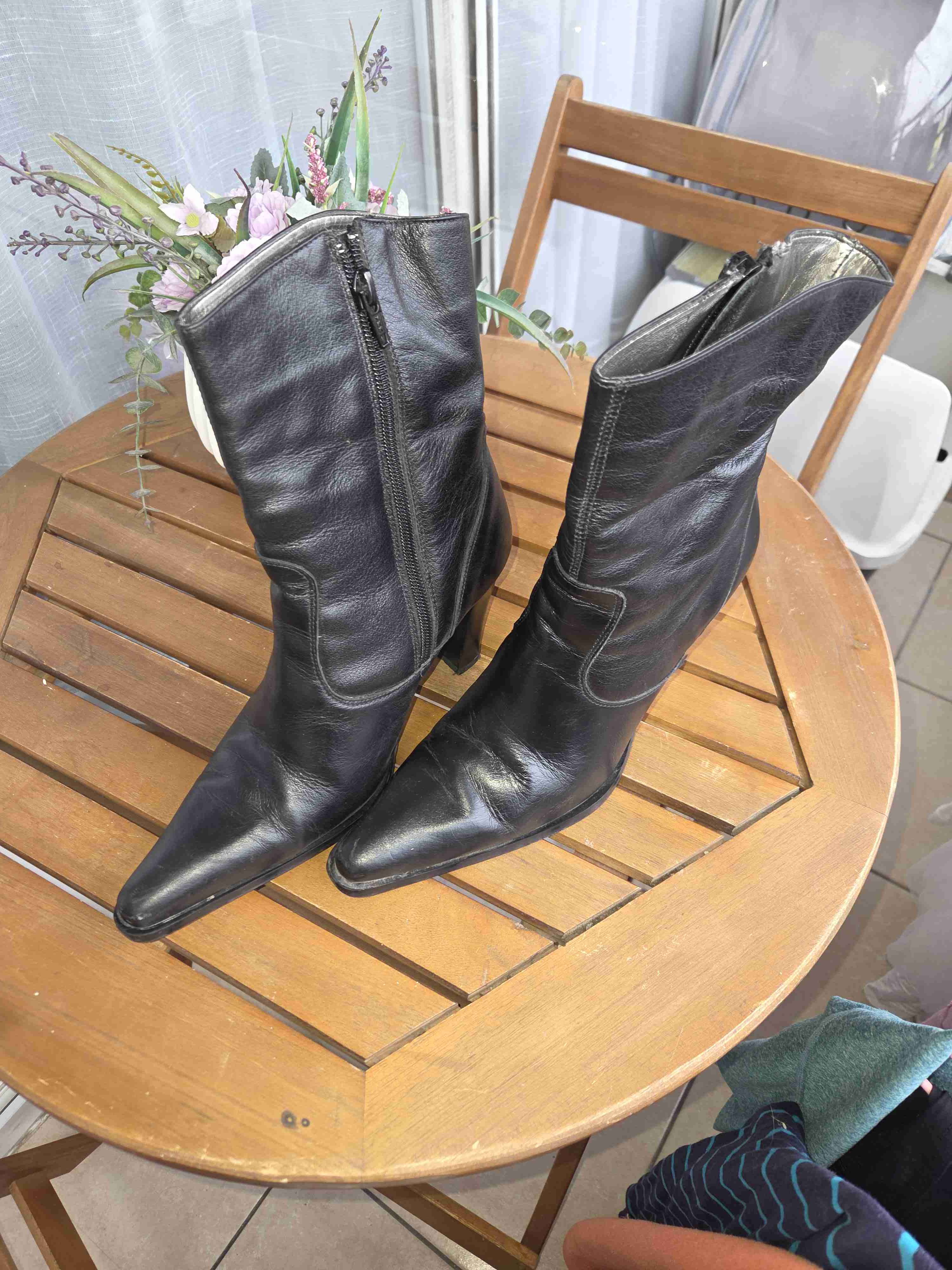 Botas negras de cuero con cierre - miniatura 1