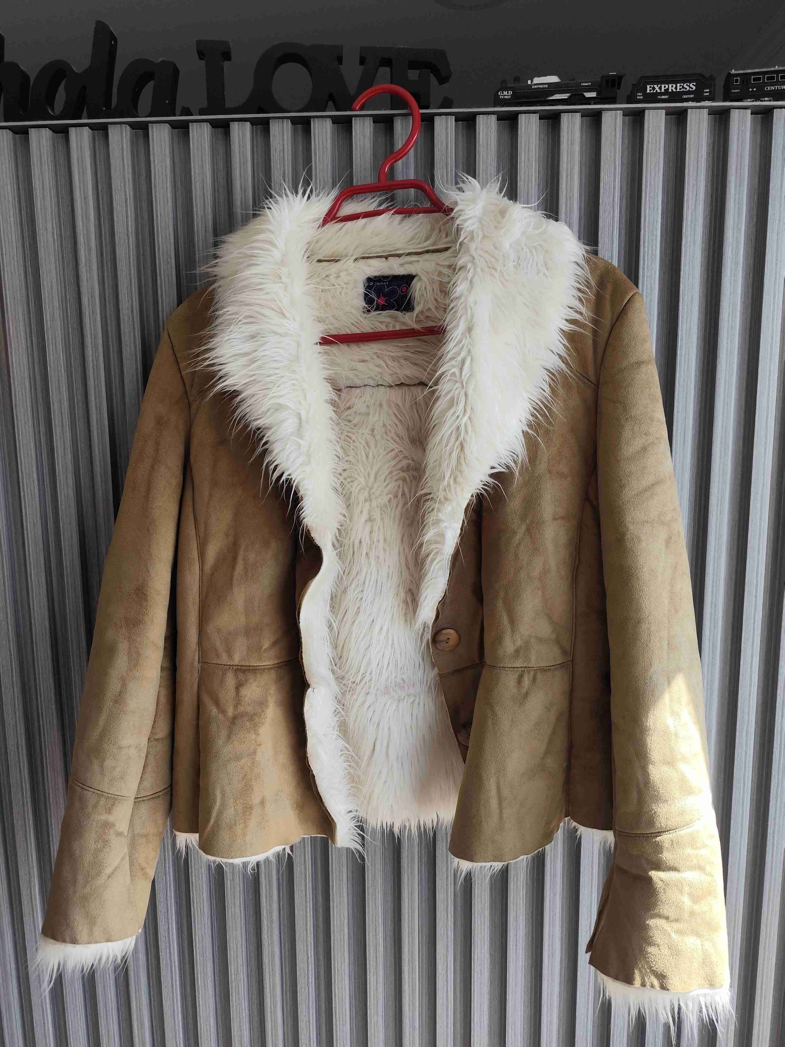 Chaqueta beige con interior de peluche