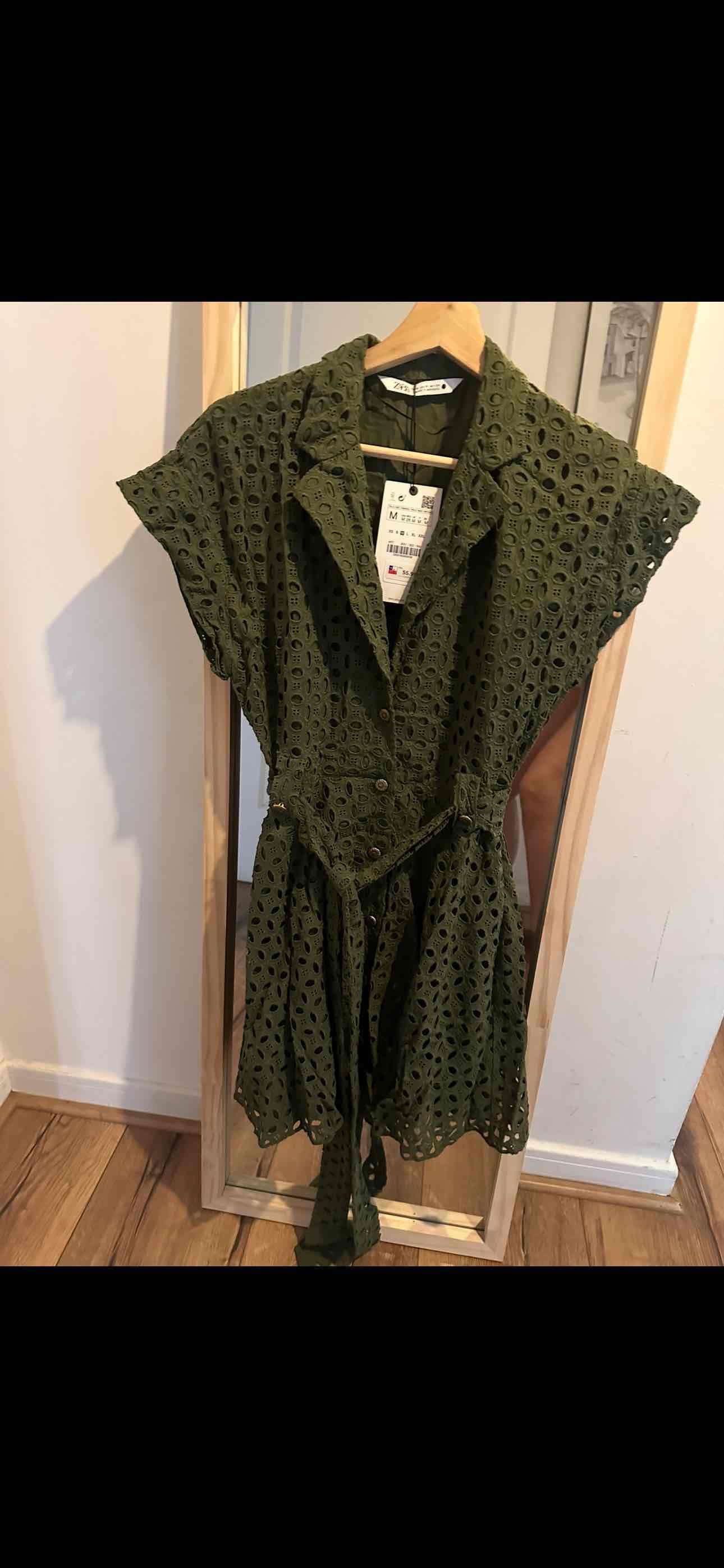 Vestido Zara verde calado con cinturón - miniatura 1