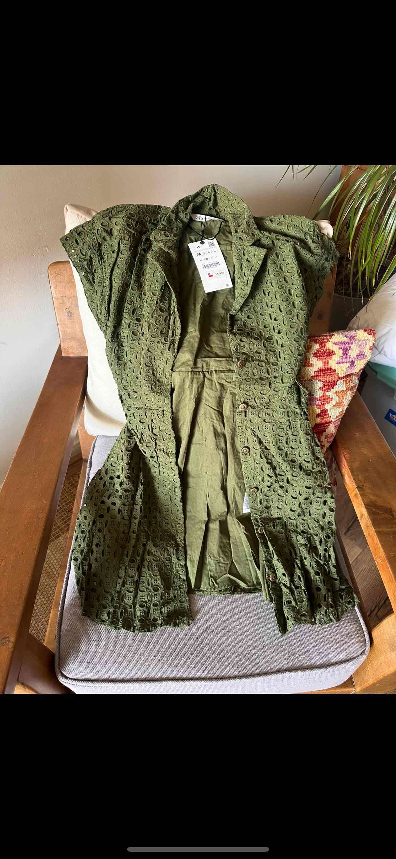 Vestido Zara verde calado con cinturón - miniatura 3