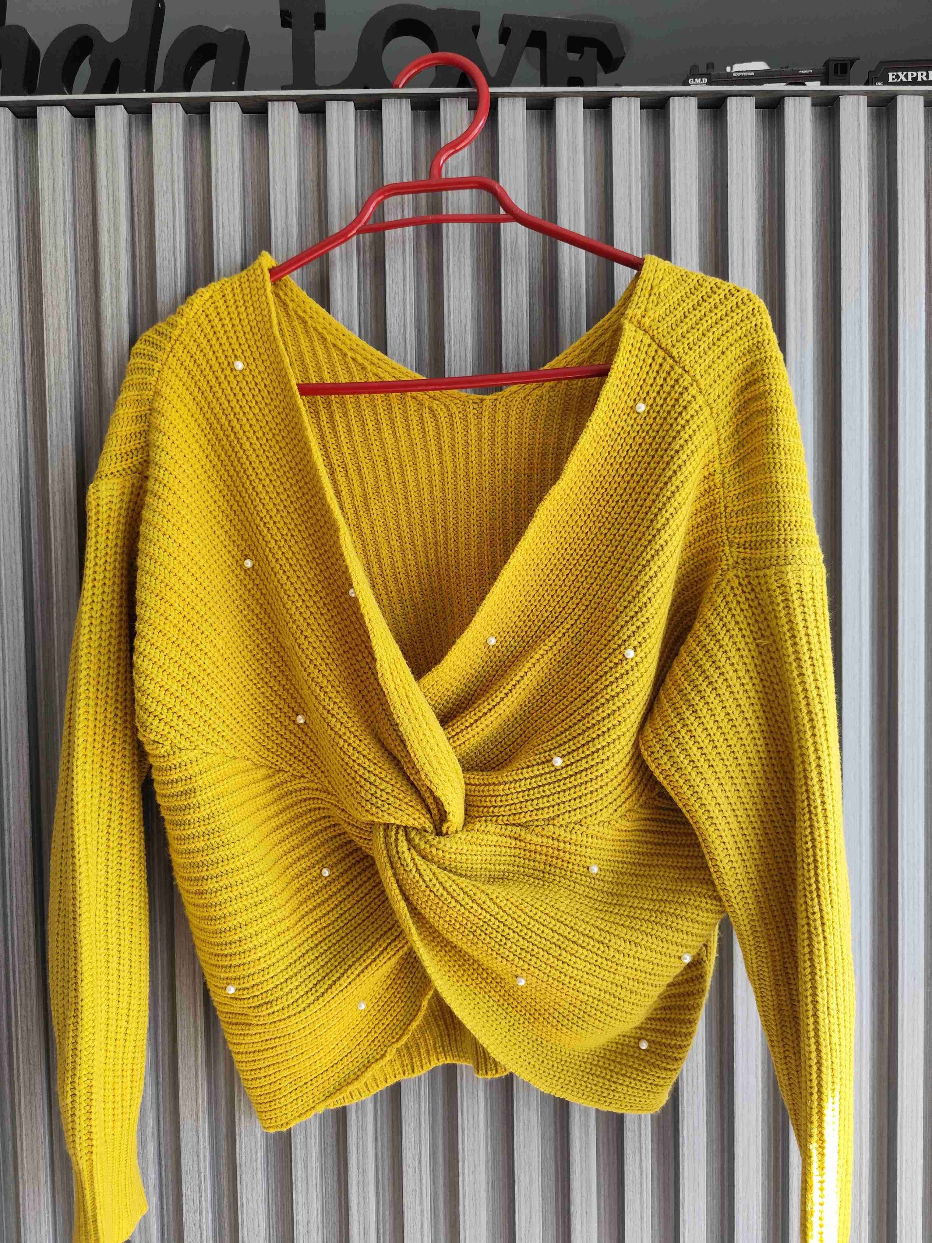 Suéter amarillo con nudos y perlas