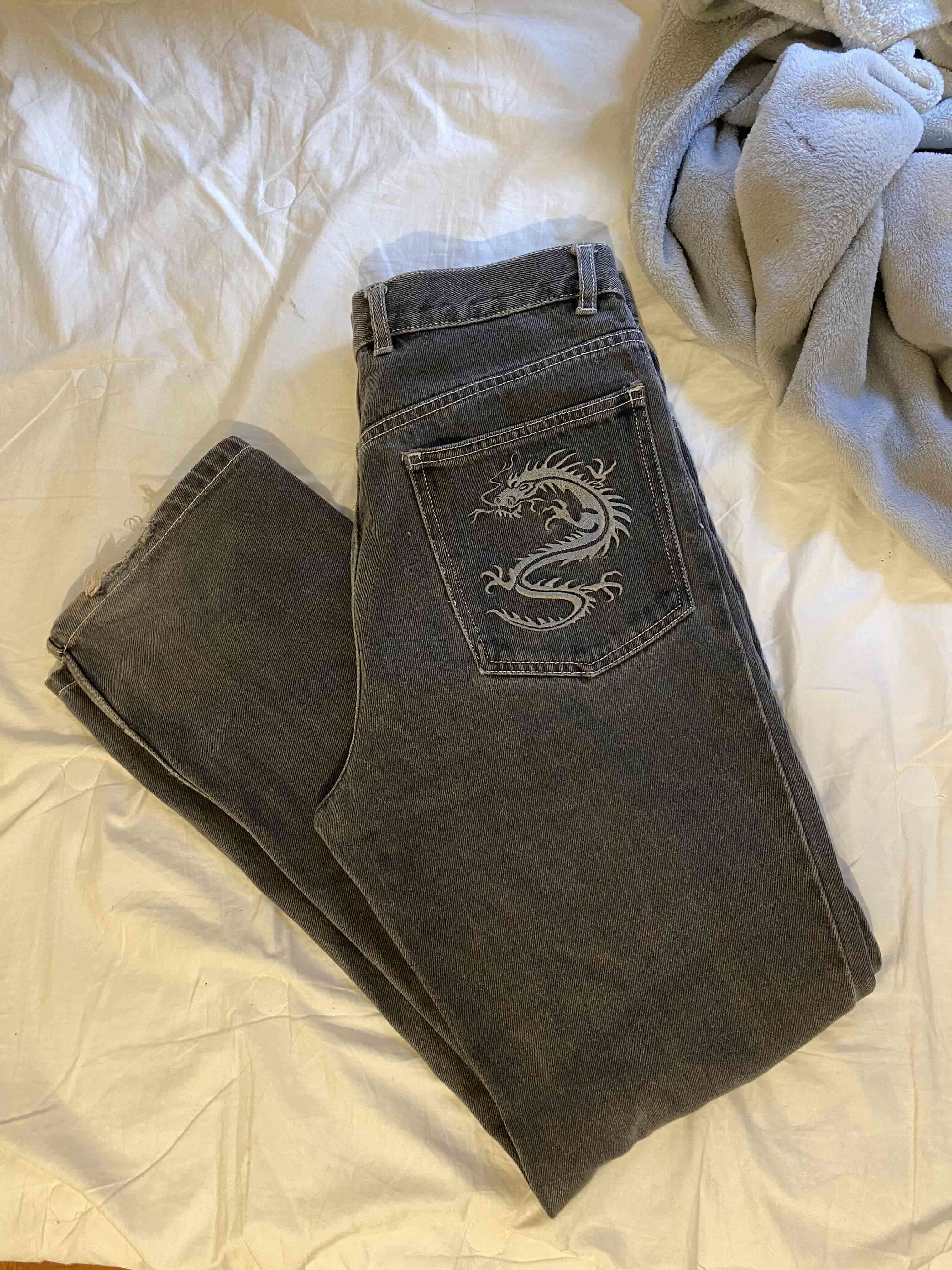 Jeans grises con bordado de dragón