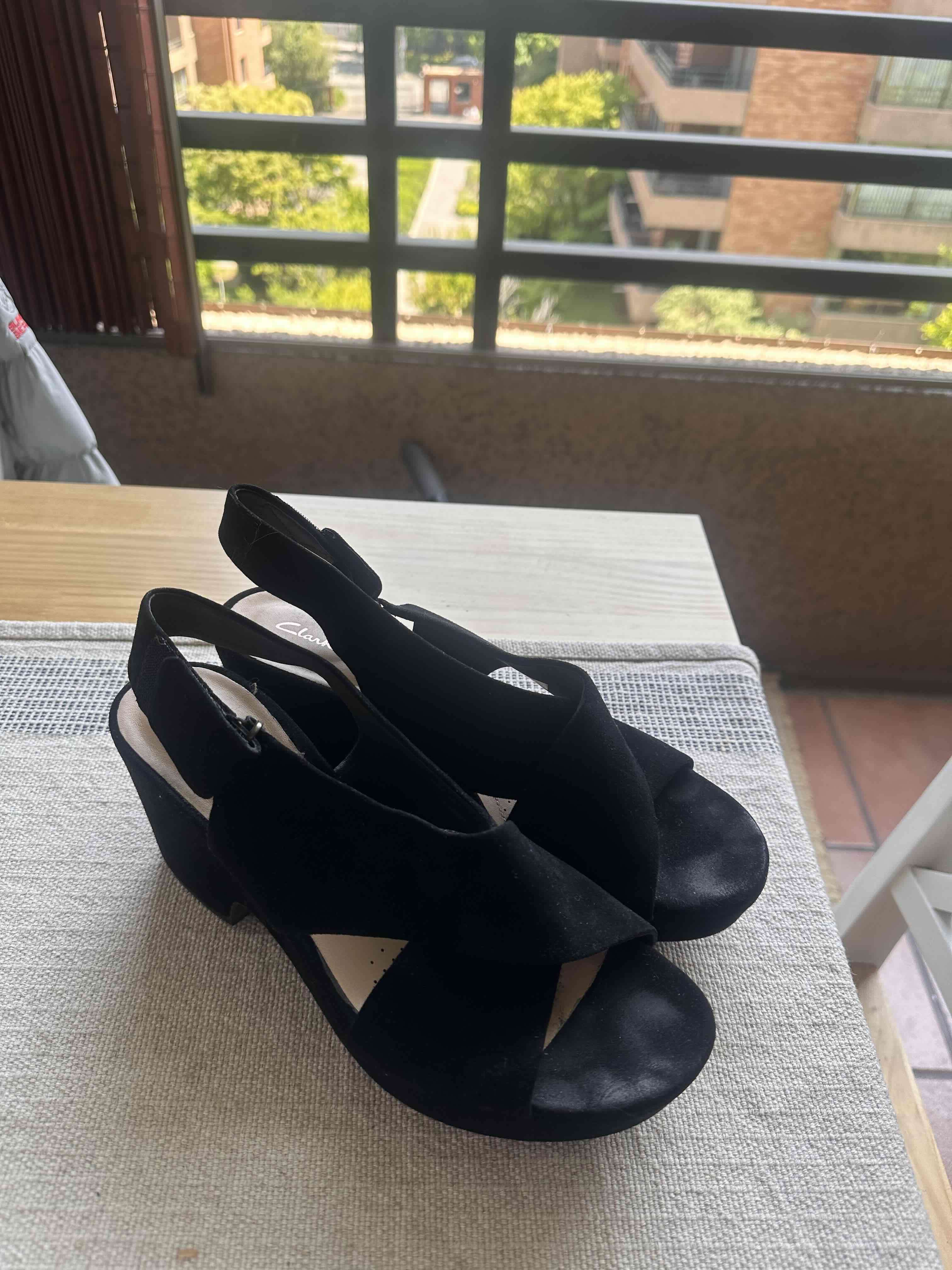 Sandalias Clarks de gamuza negras - miniatura 3