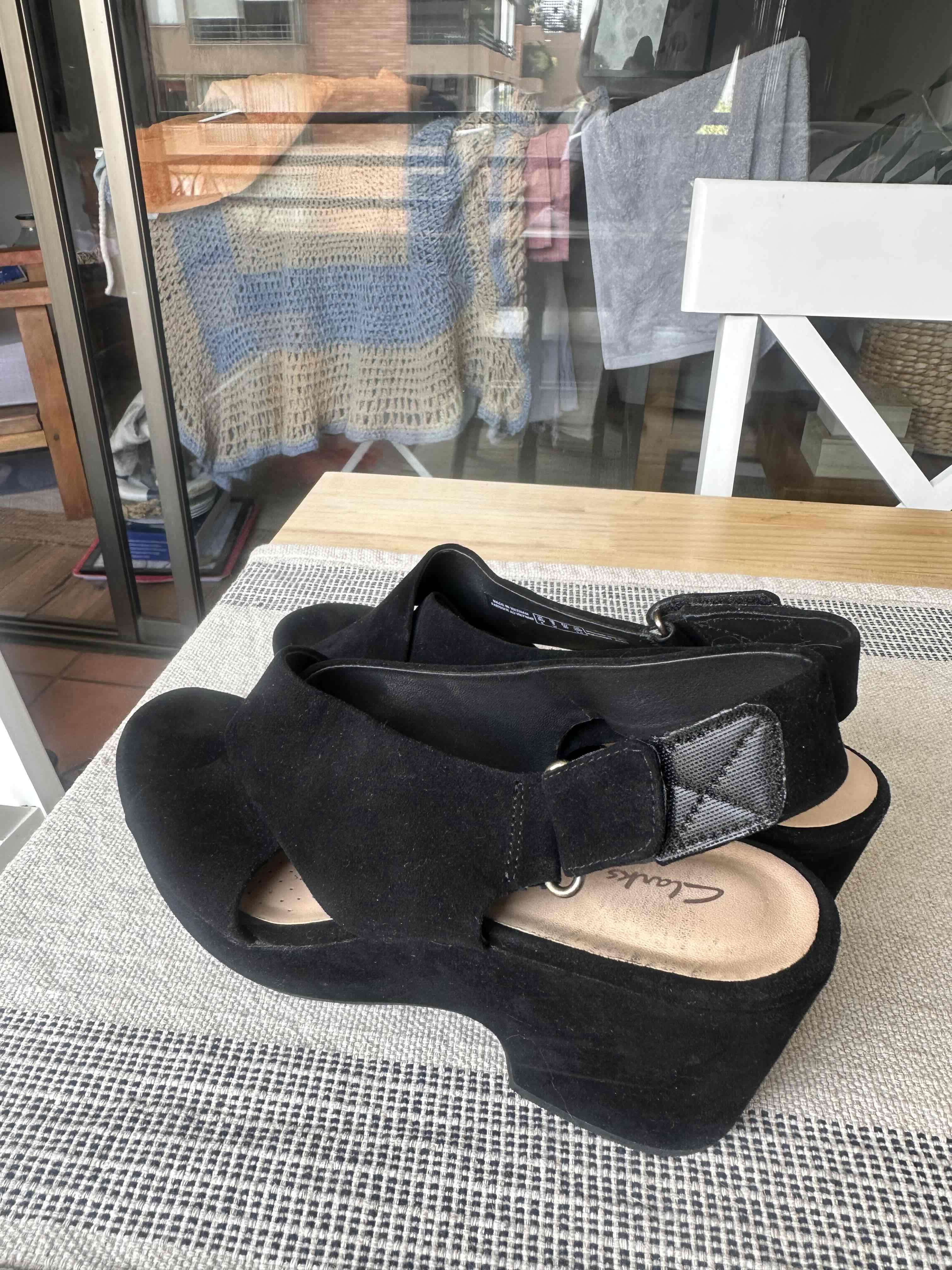Sandalias Clarks de gamuza negras - miniatura 4
