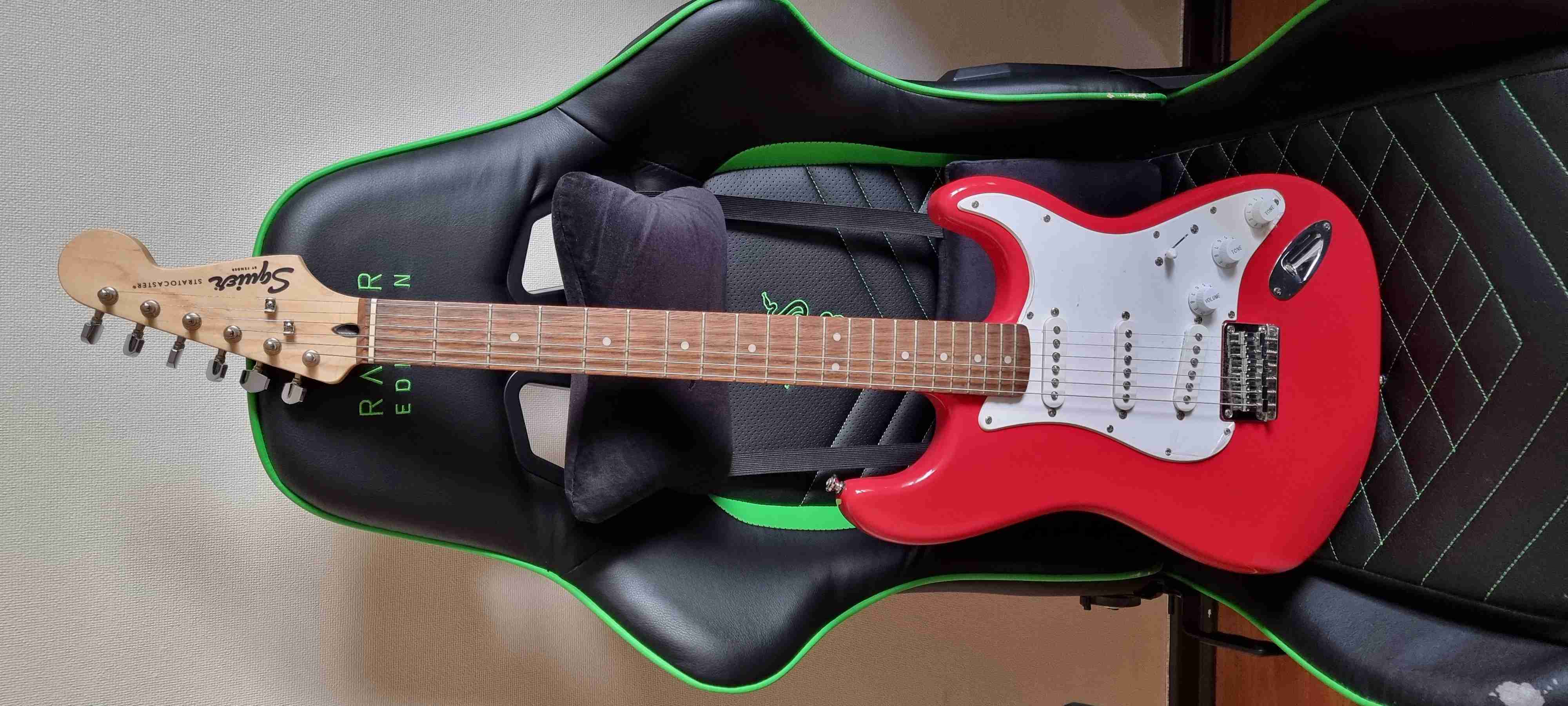 Guitarra eléctrica roja Squier + Amplificador - miniatura 1