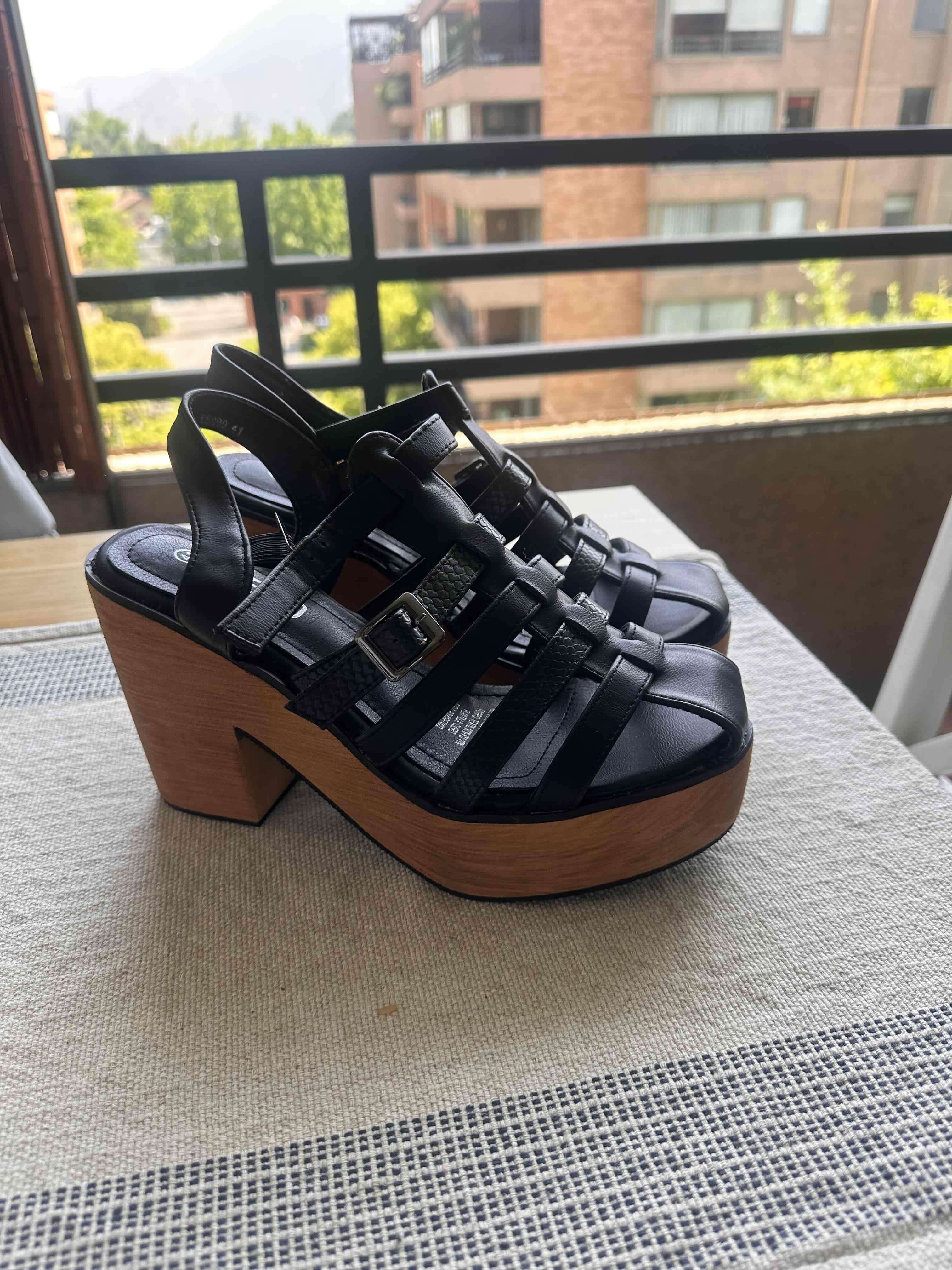 Sandalias negras con plataforma - miniatura 1
