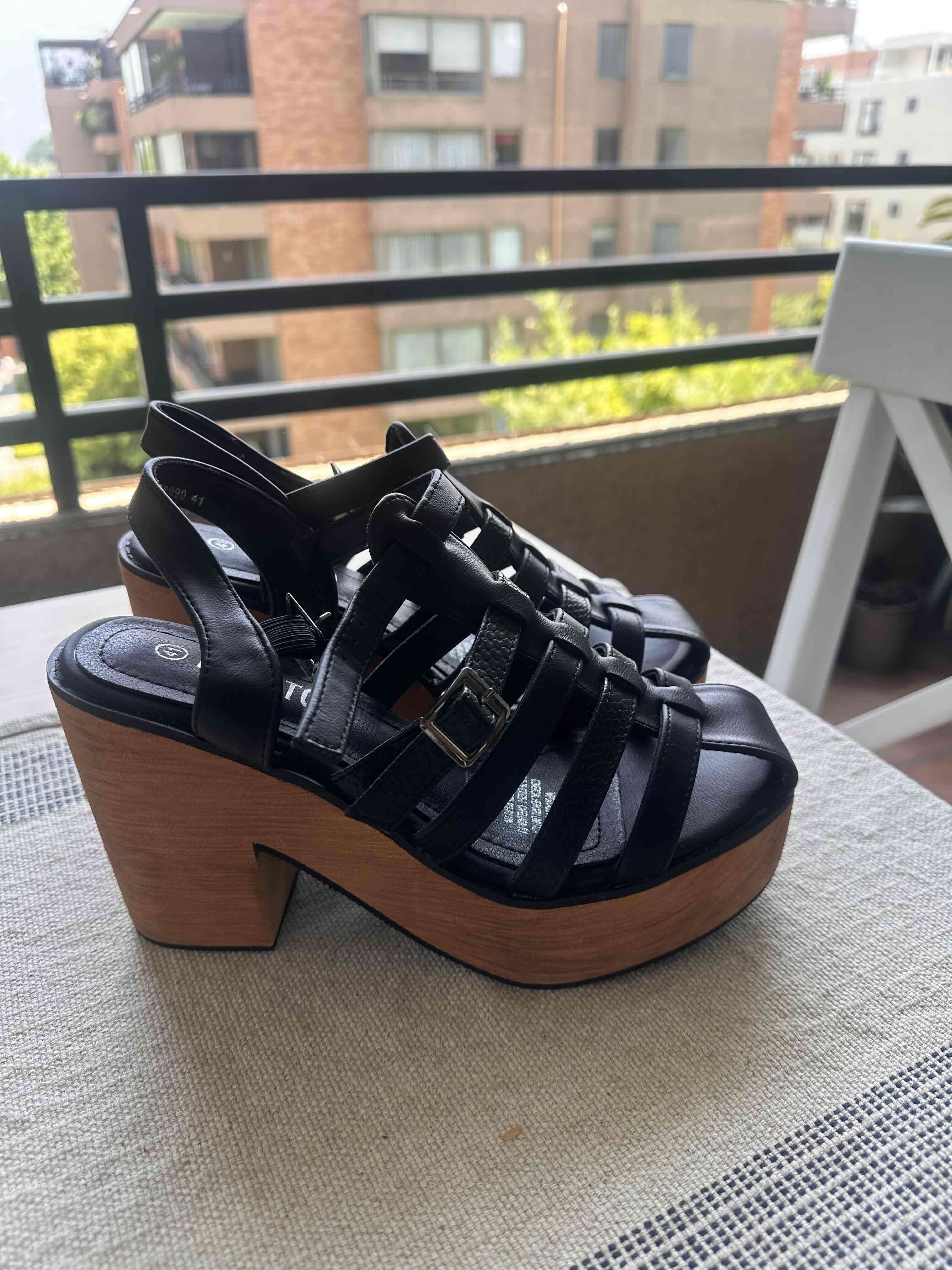 Sandalias negras con plataforma - miniatura 2