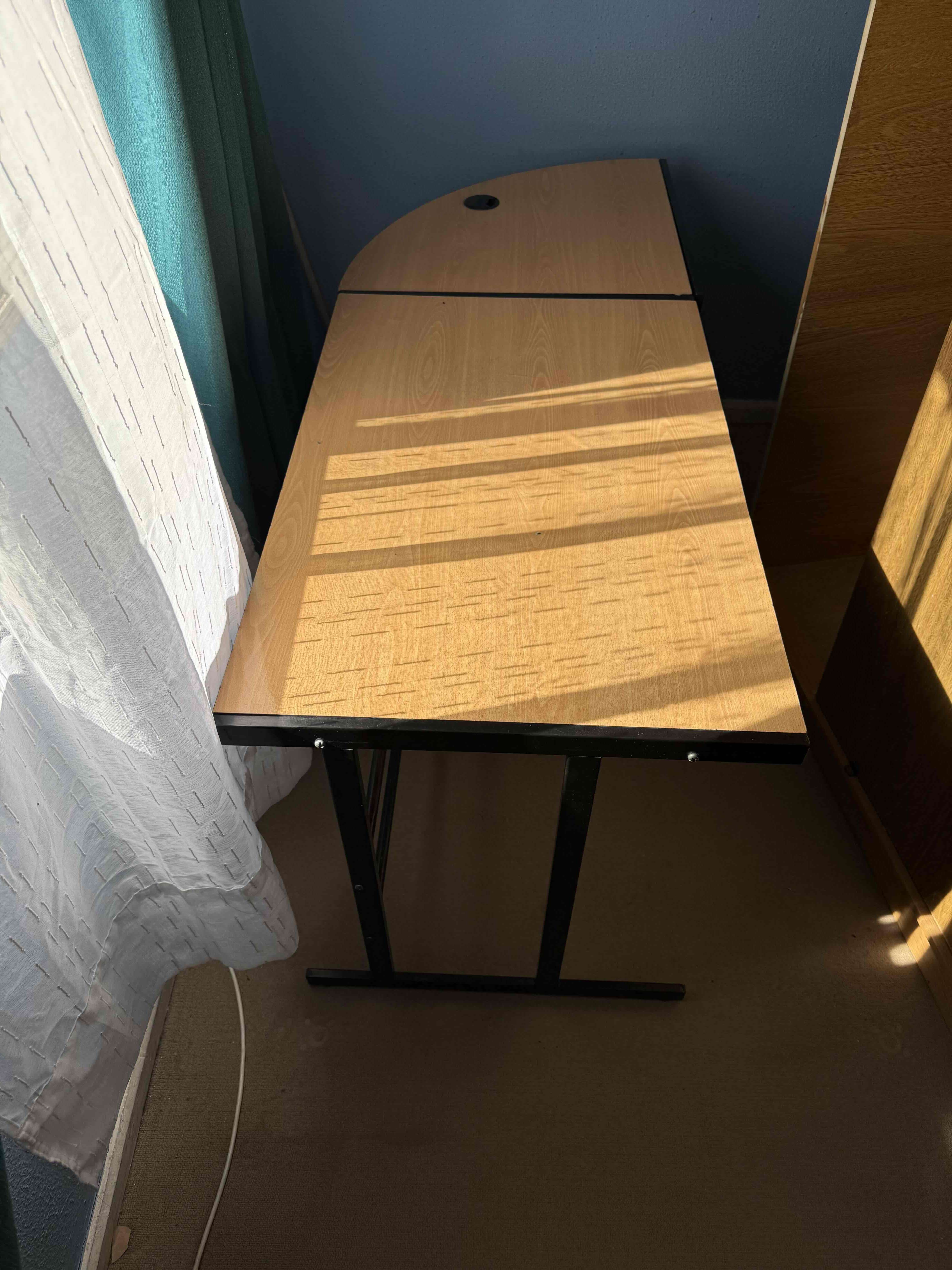 Escritorio de madera con patas metálicas - miniatura 1