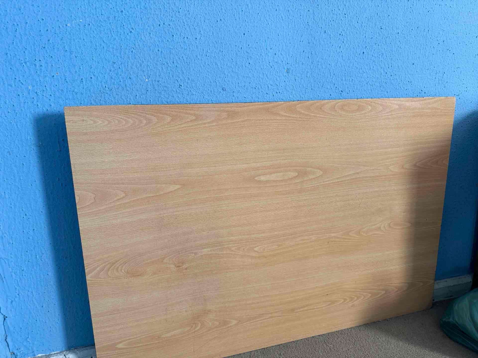 Escritorio de madera con patas metálicas - miniatura 2