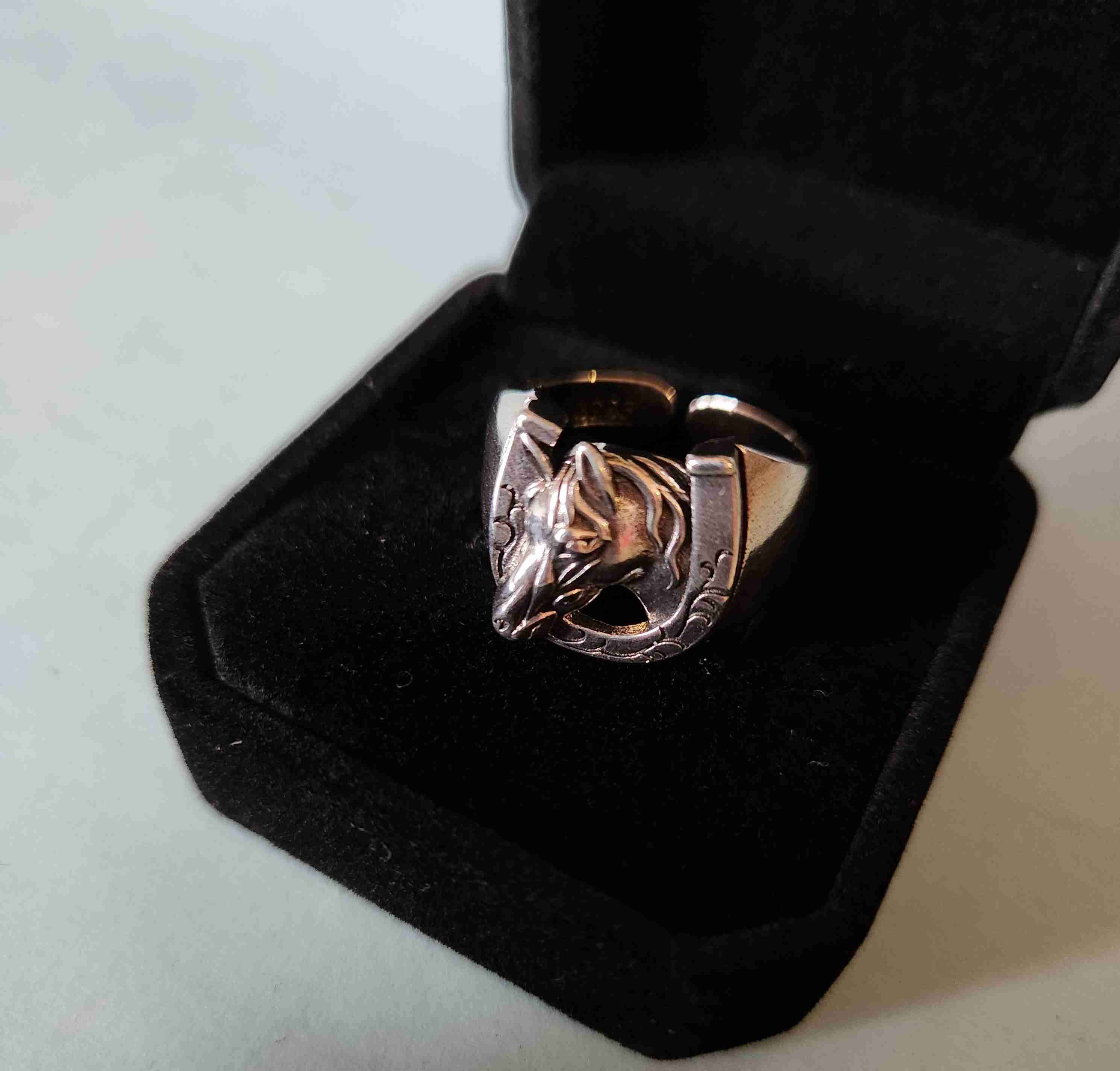 Anillo de plata s925 con diseño de caballo - miniatura 1