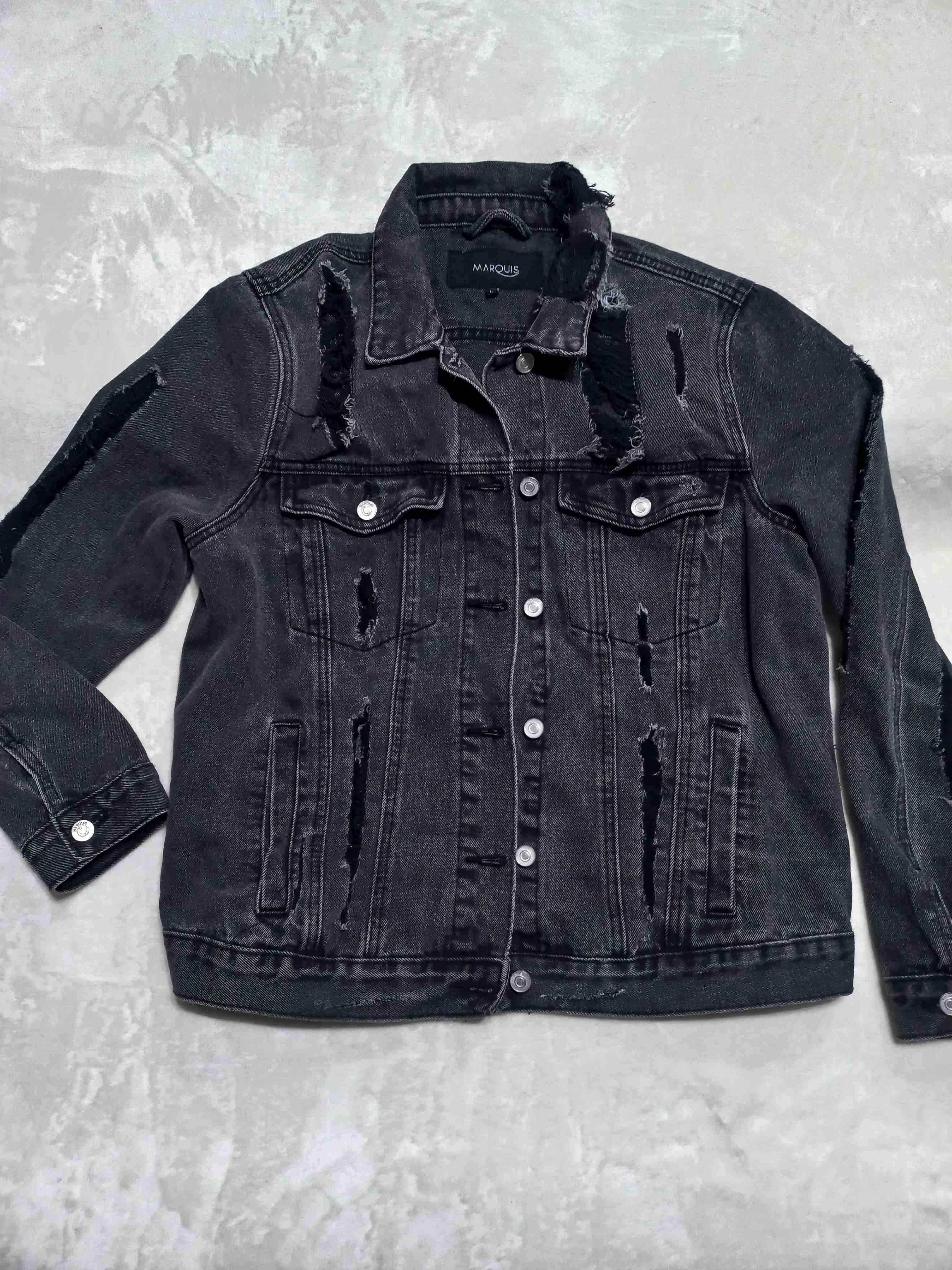 Chaqueta de mezclilla negra desgastada