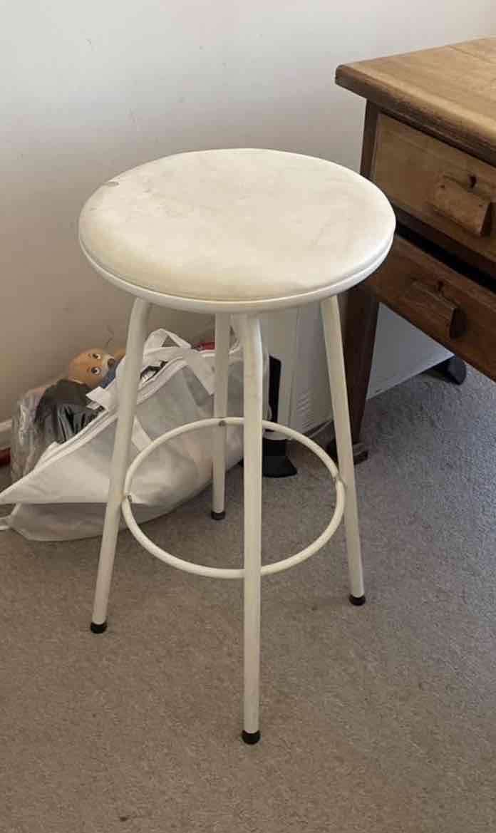 Taburete blanco de metal