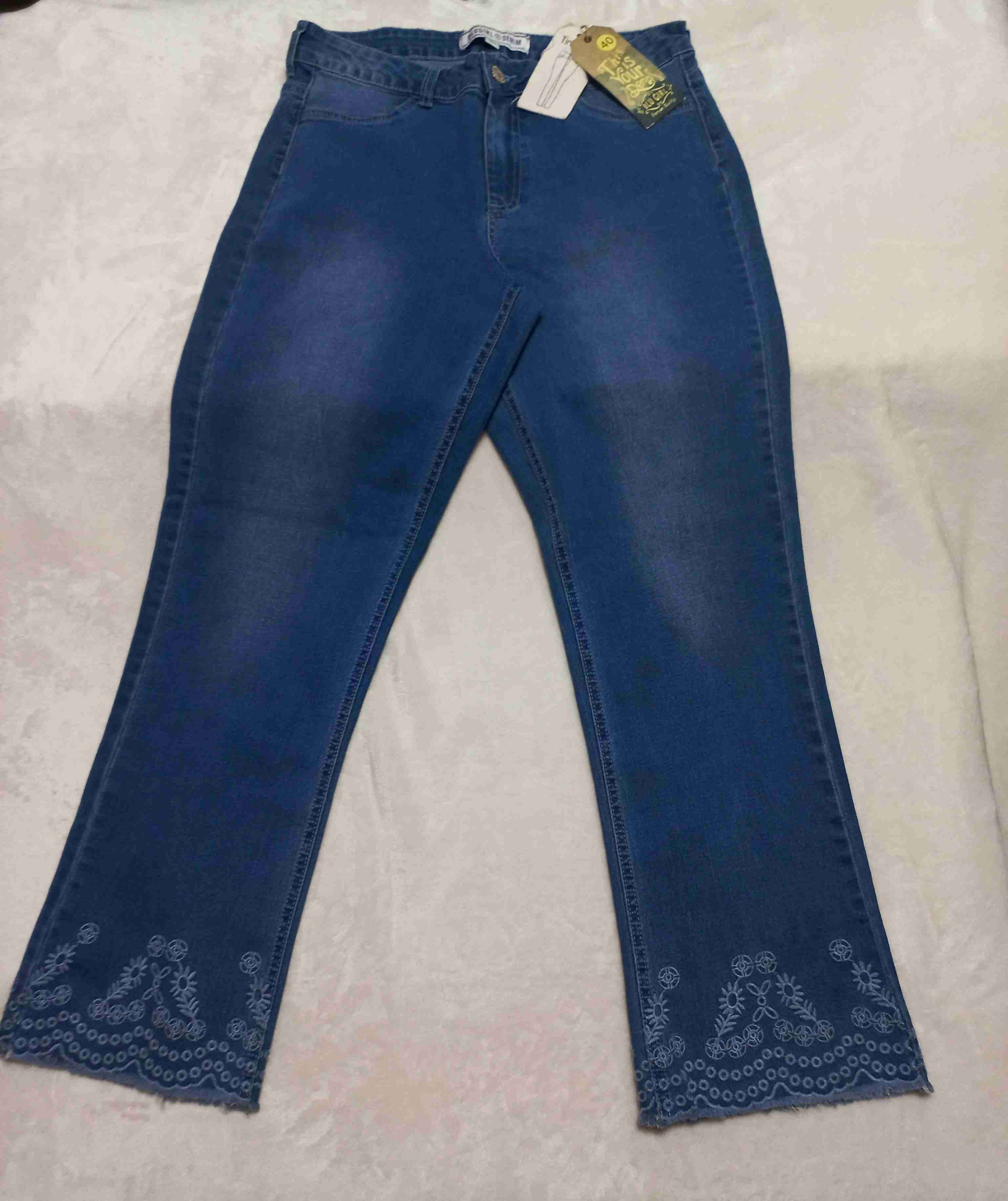Jeans azul con bordado - miniatura 1