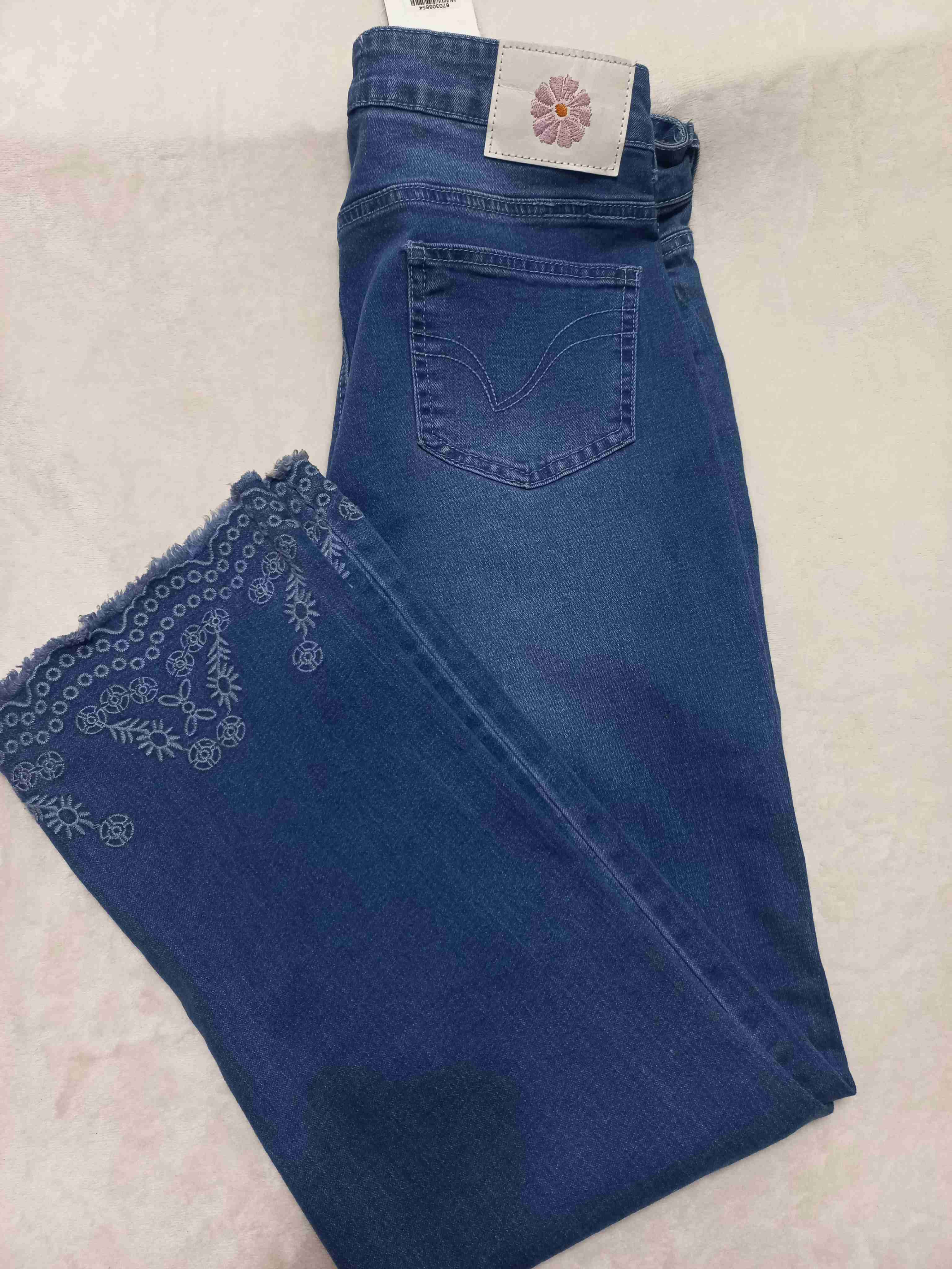 Jeans azul con bordado - miniatura 2