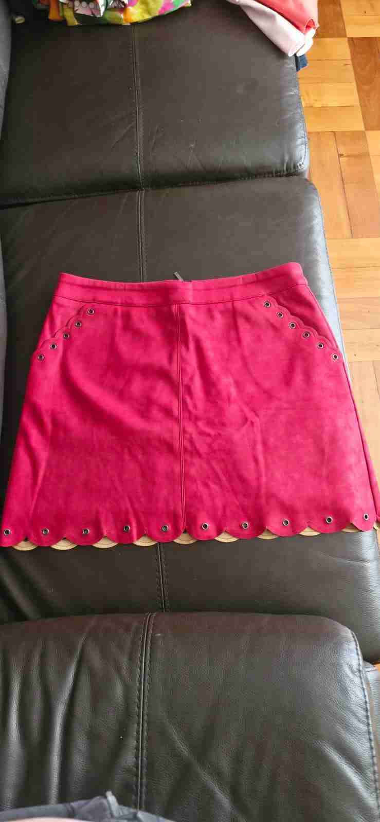 Falda roja, marca iÓ