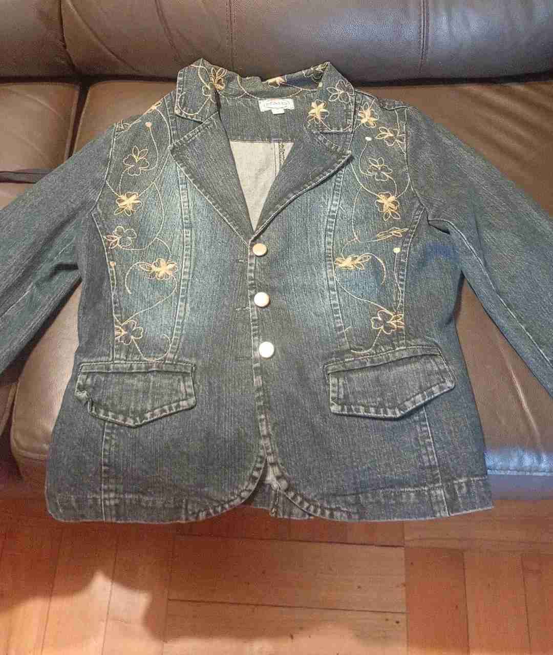 Chaqueta de mezclilla bordado