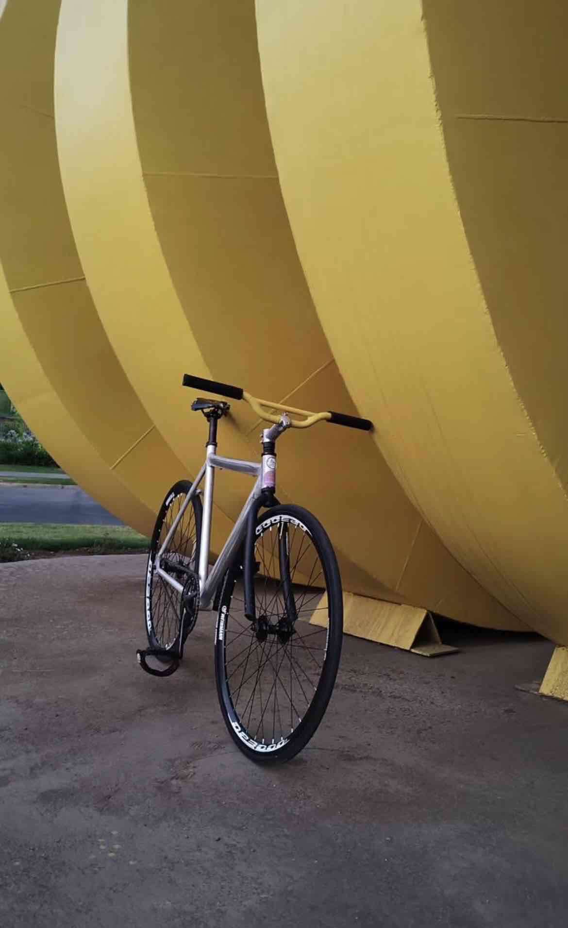 Bicicleta fixie gris y amarilla - miniatura 1