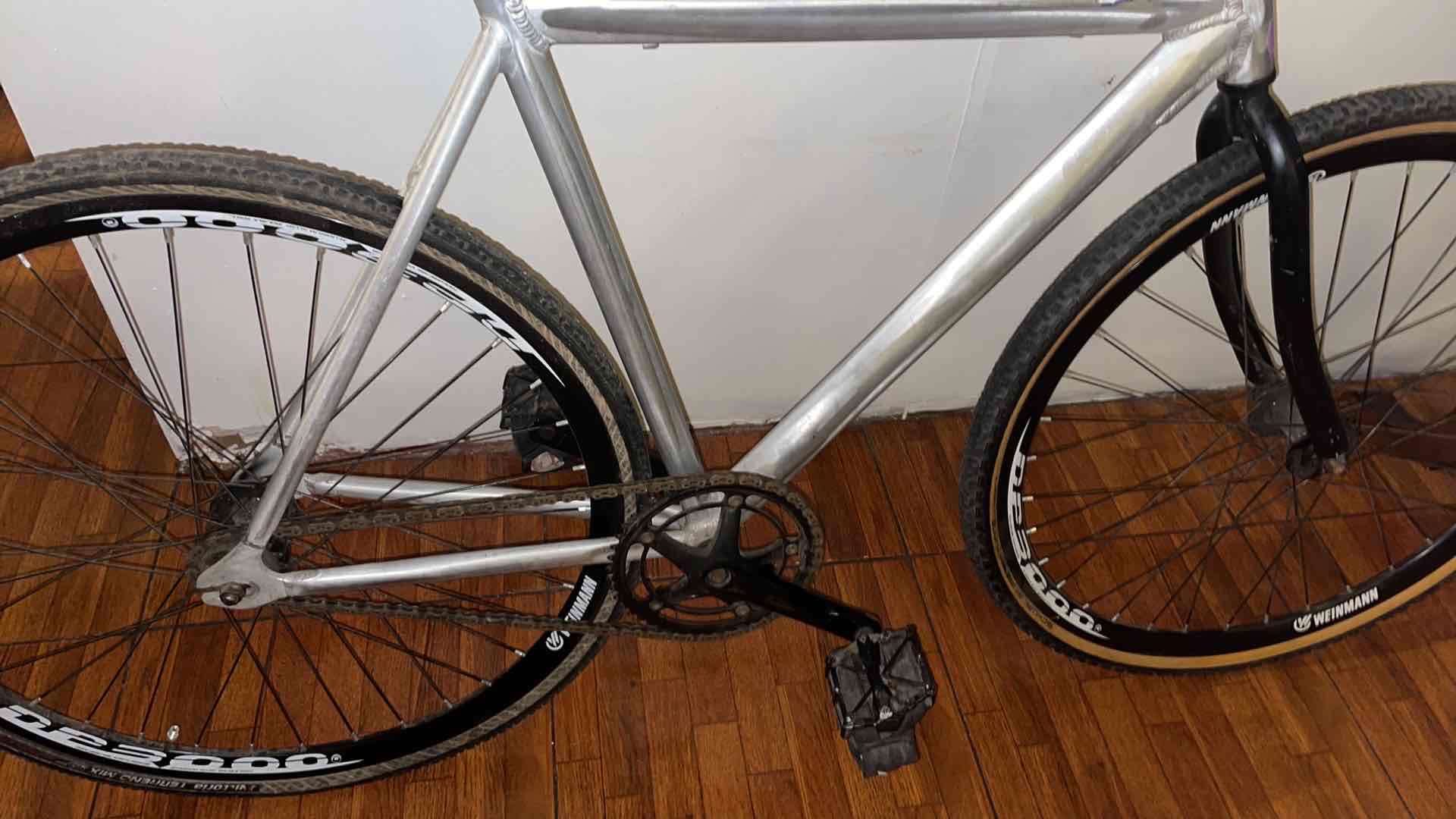 Bicicleta fixie gris y amarilla - miniatura 2