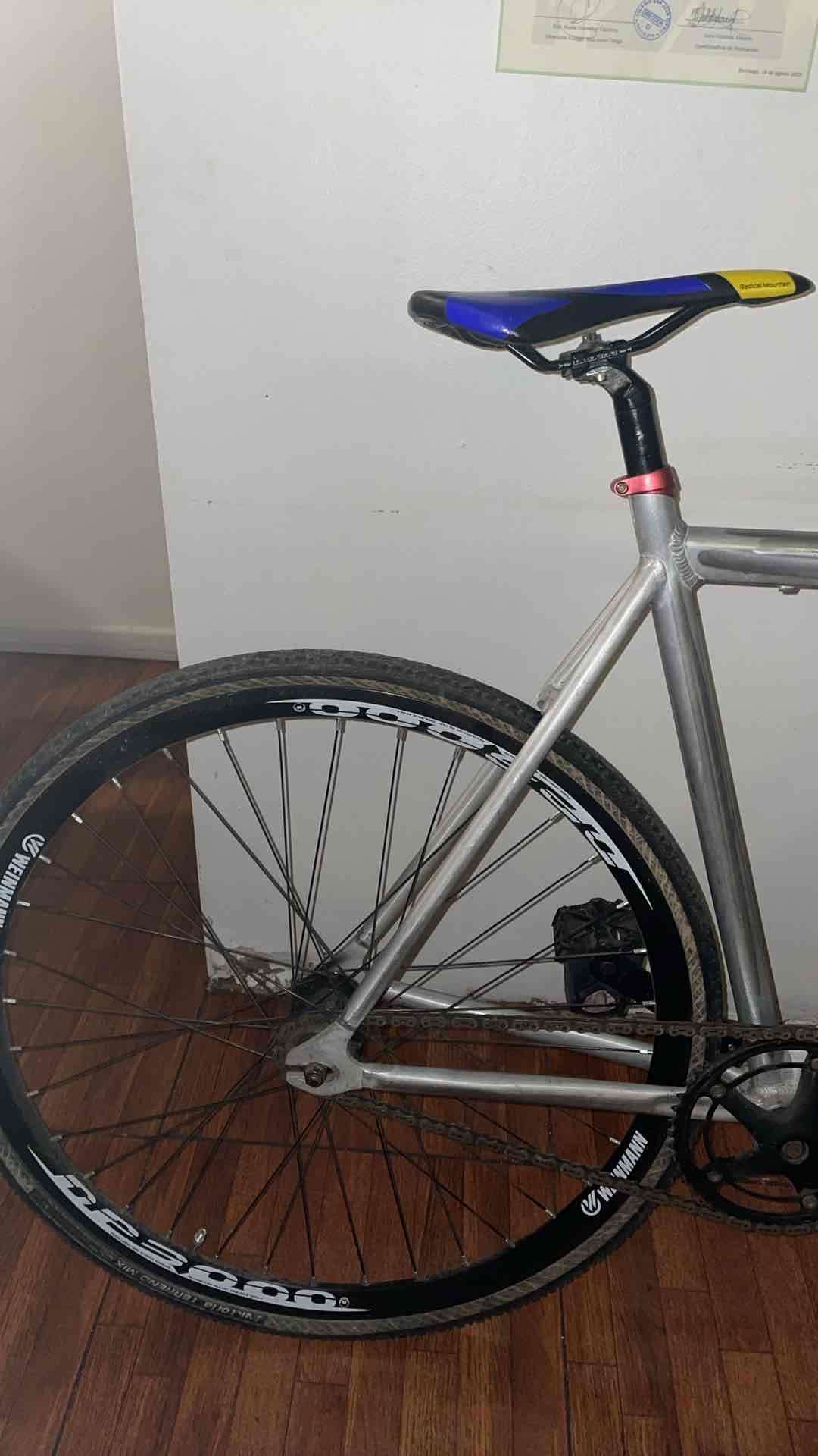Bicicleta fixie gris y amarilla - miniatura 3