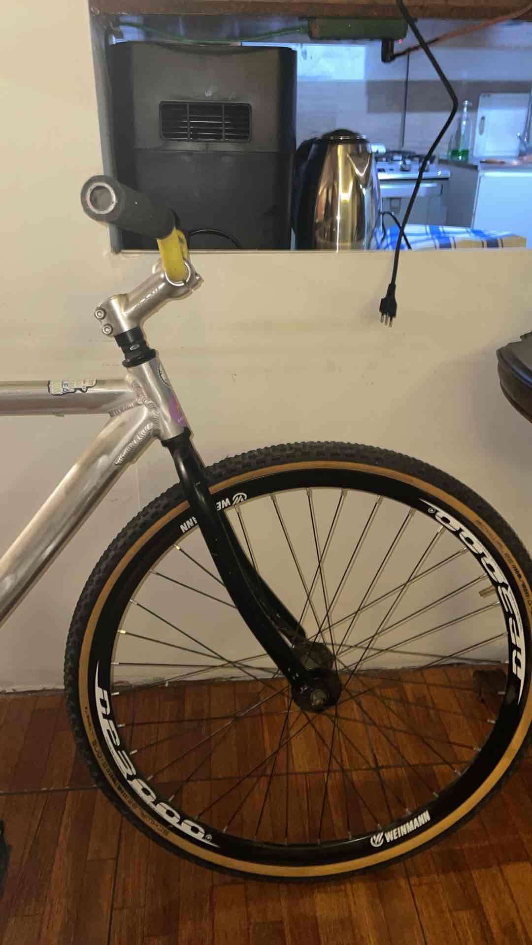 Bicicleta fixie gris y amarilla - miniatura 4