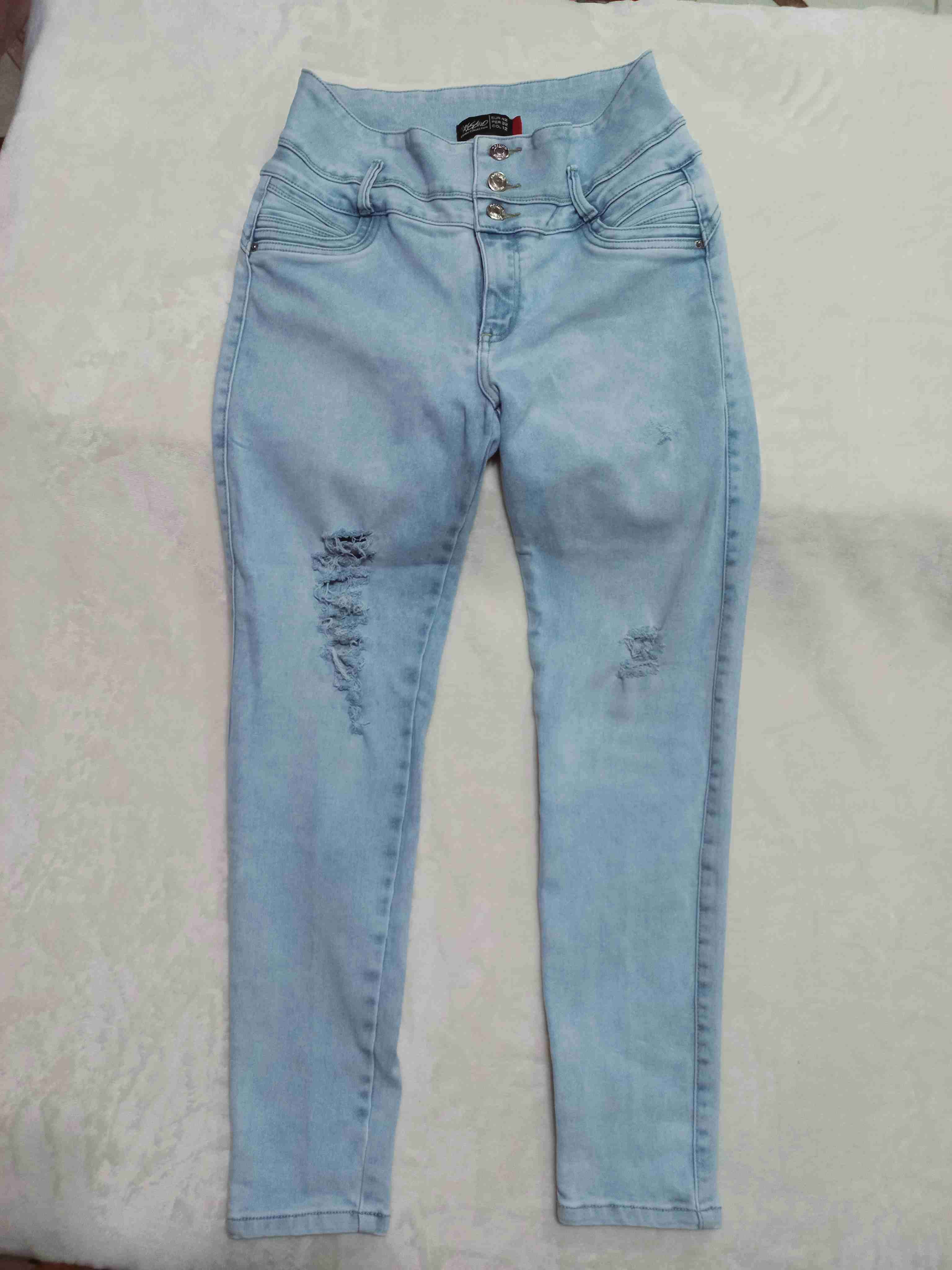 Jeans celestes rotos mujer