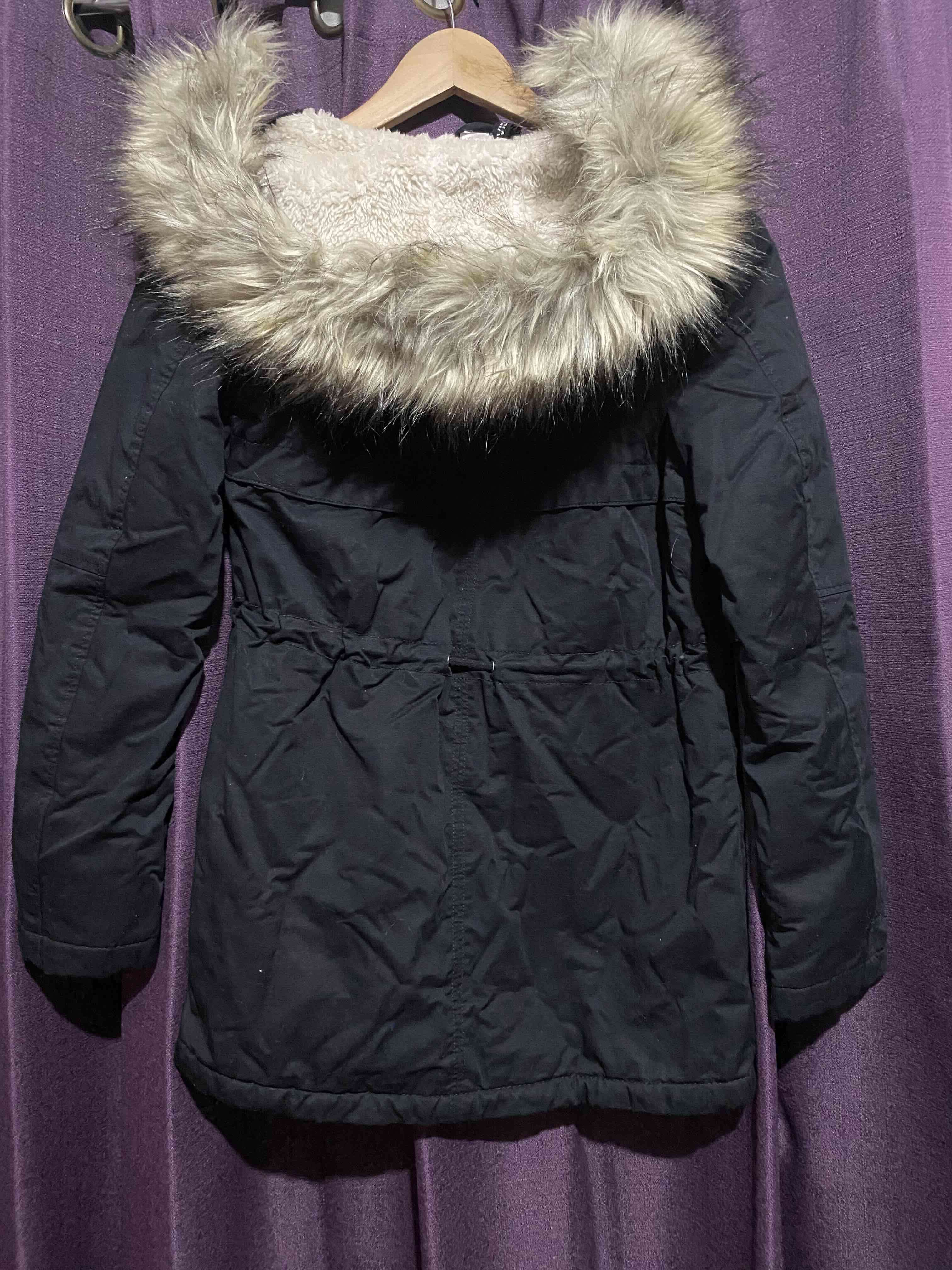 Chaqueta negra con chiporro H&M nueva - miniatura 2