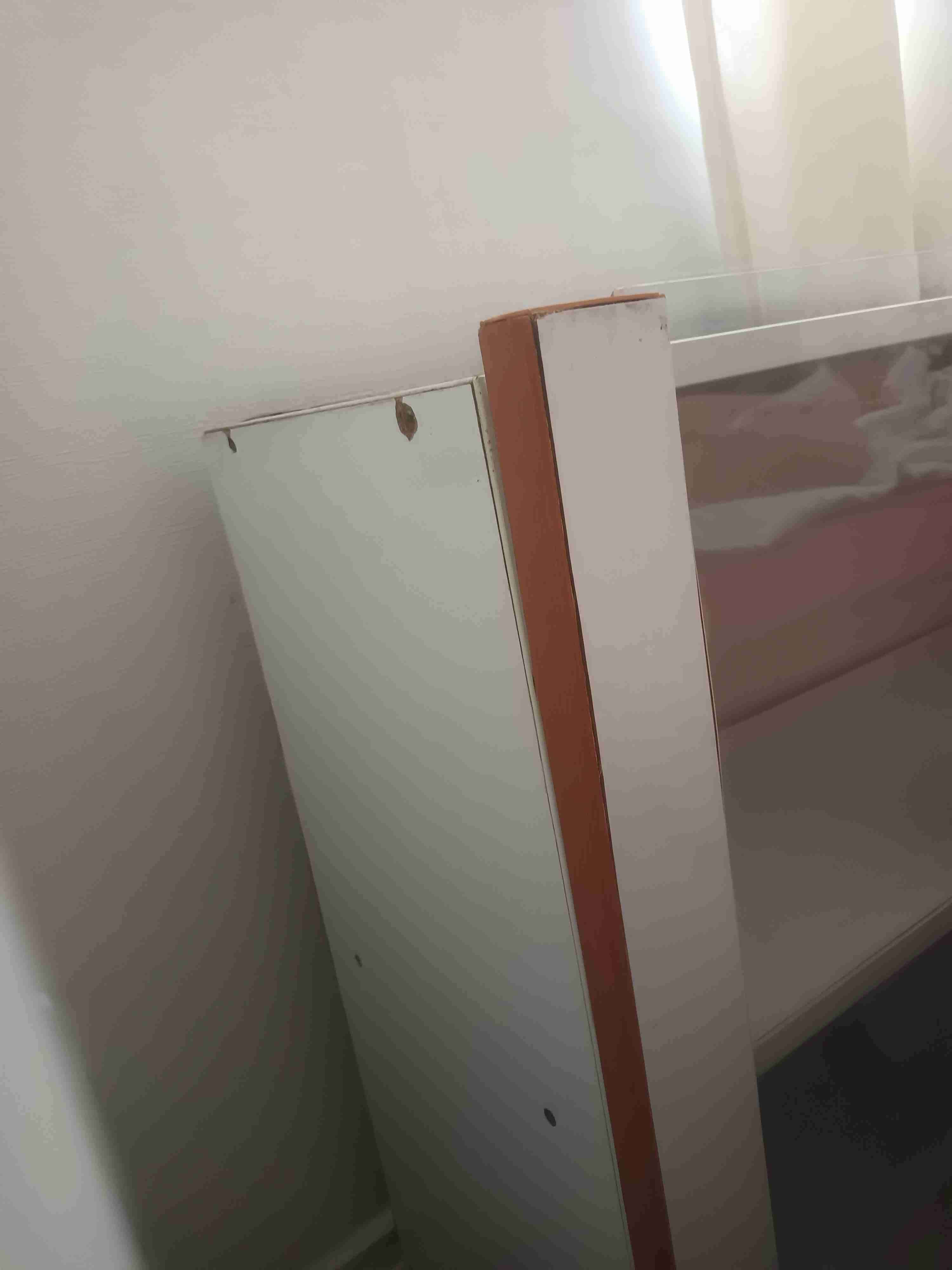 Estante blanco con repisas