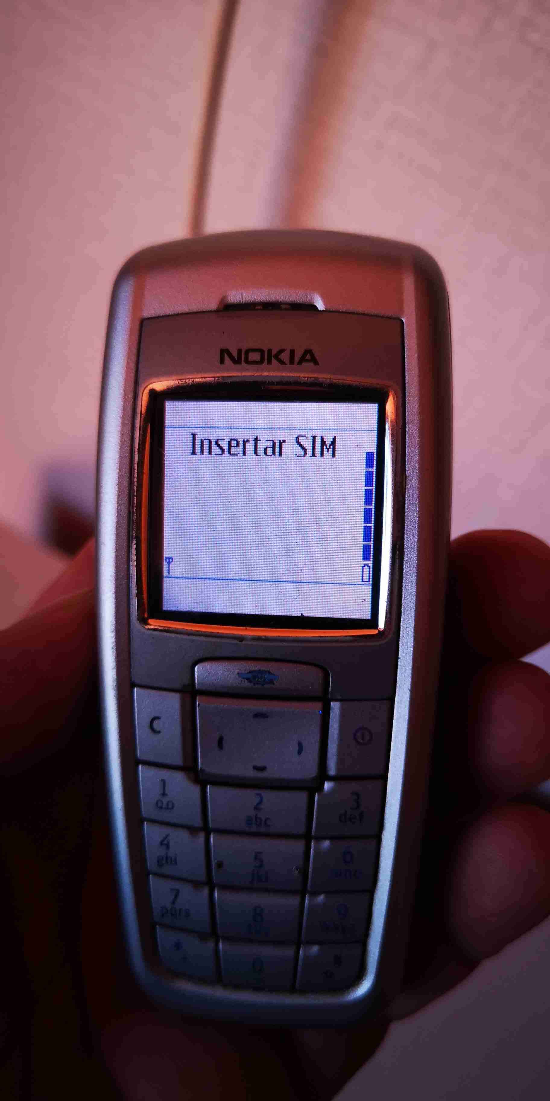 Teléfono Nokia 2600 plateado - miniatura 1