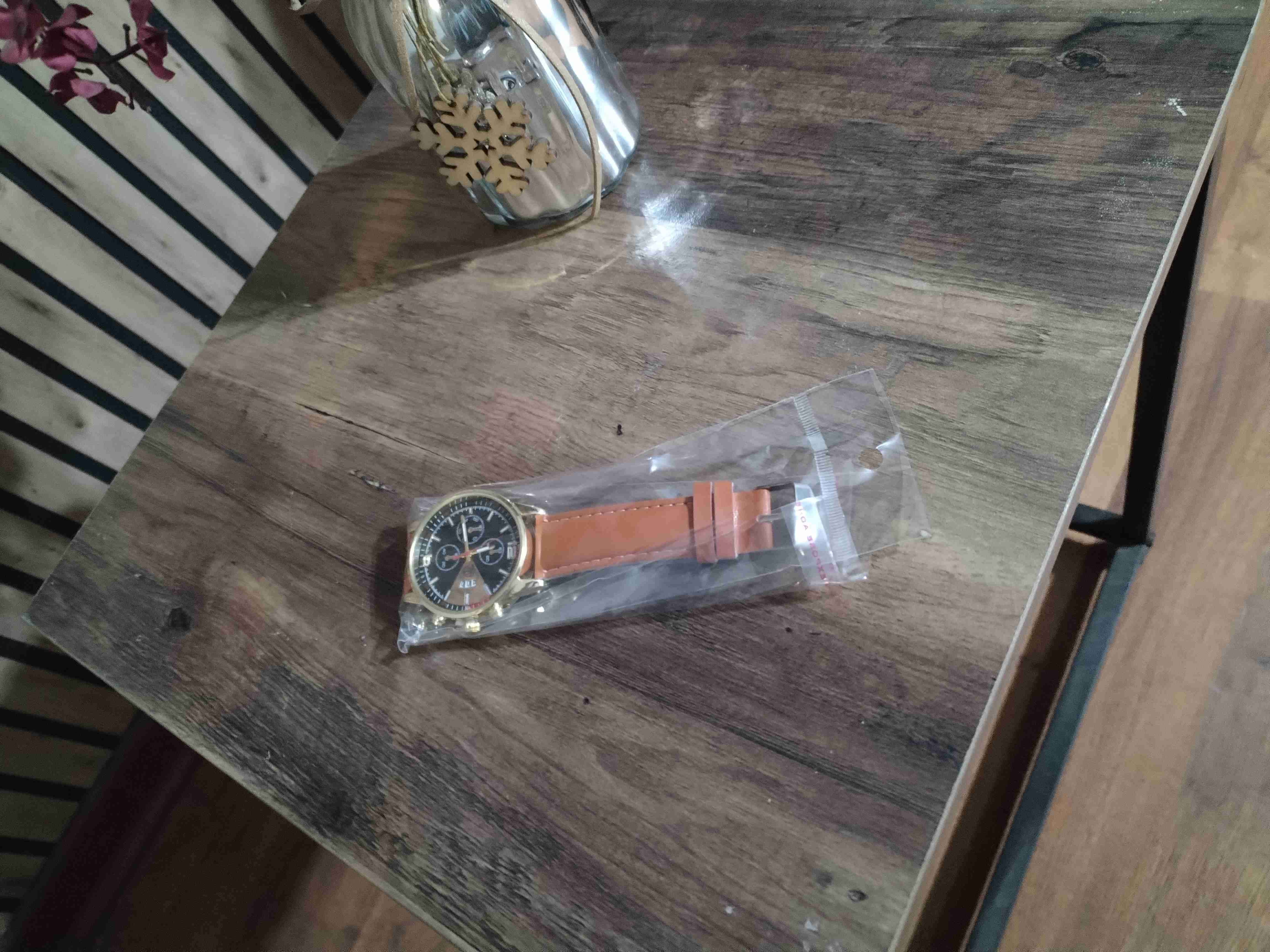 Reloj de pulsera dorado y marrón - miniatura 1