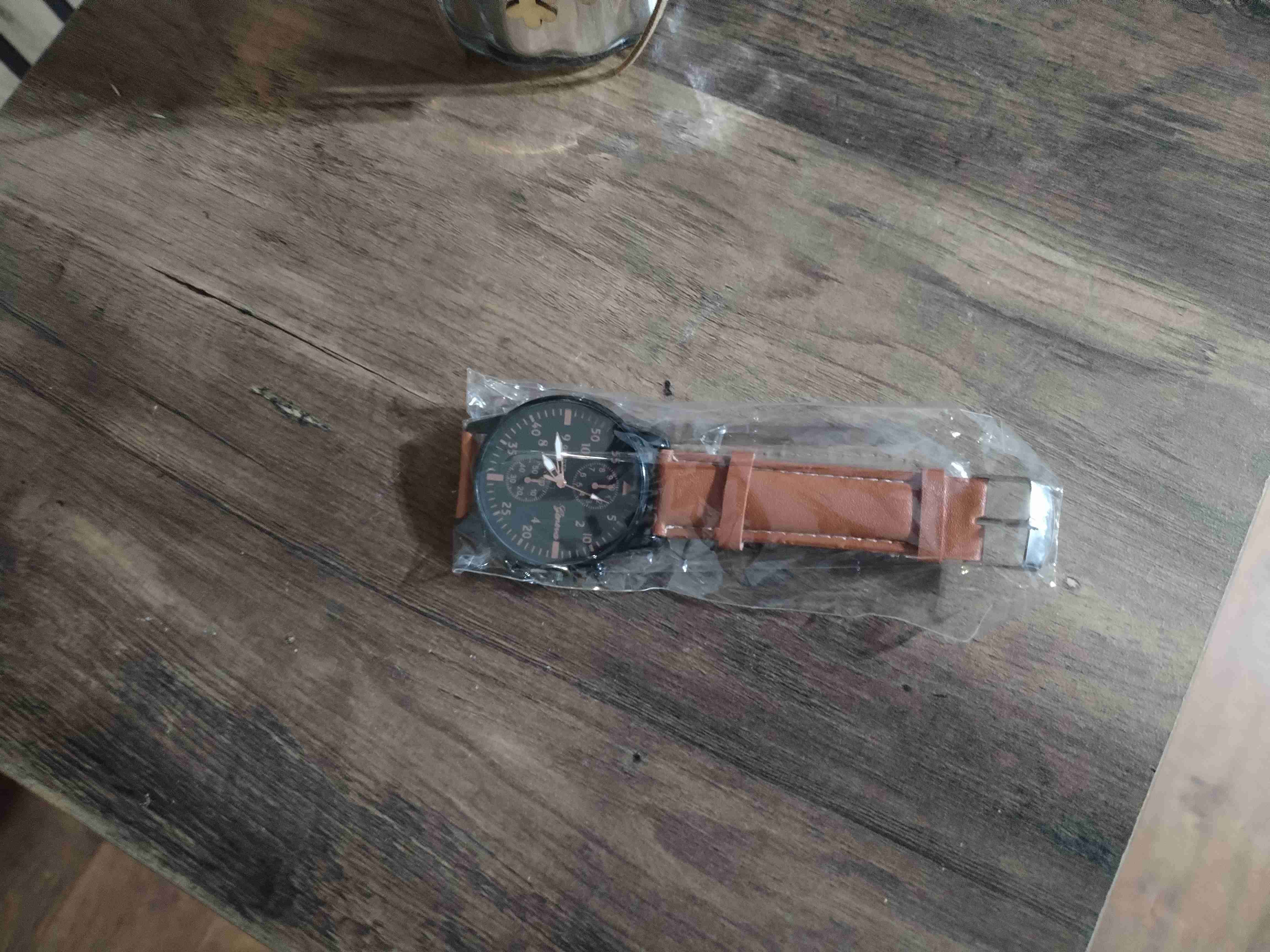 Reloj análogo con correa café - miniatura 1