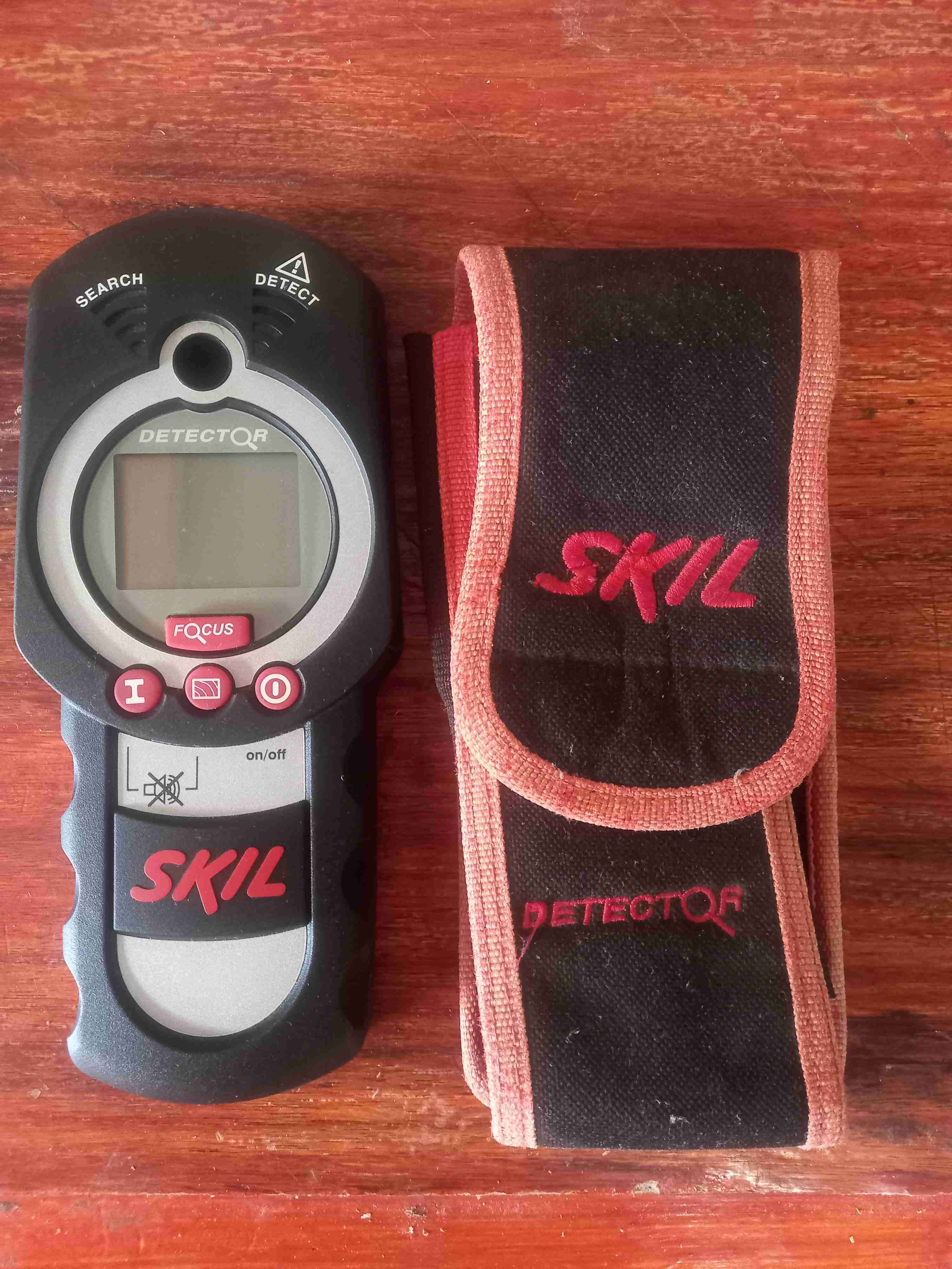 Detector de metales y maderas Skil con funda