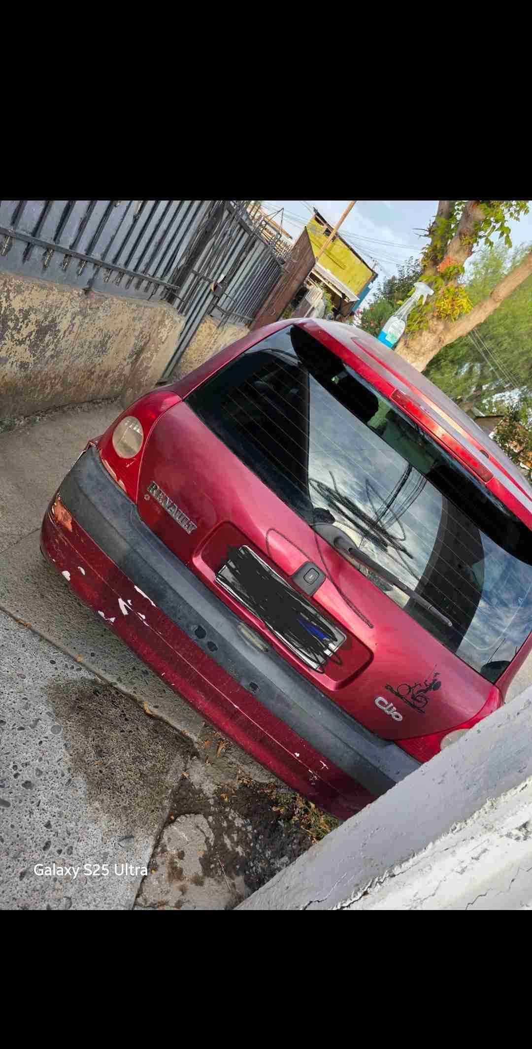 Auto Renault Clio rojo - miniatura 1