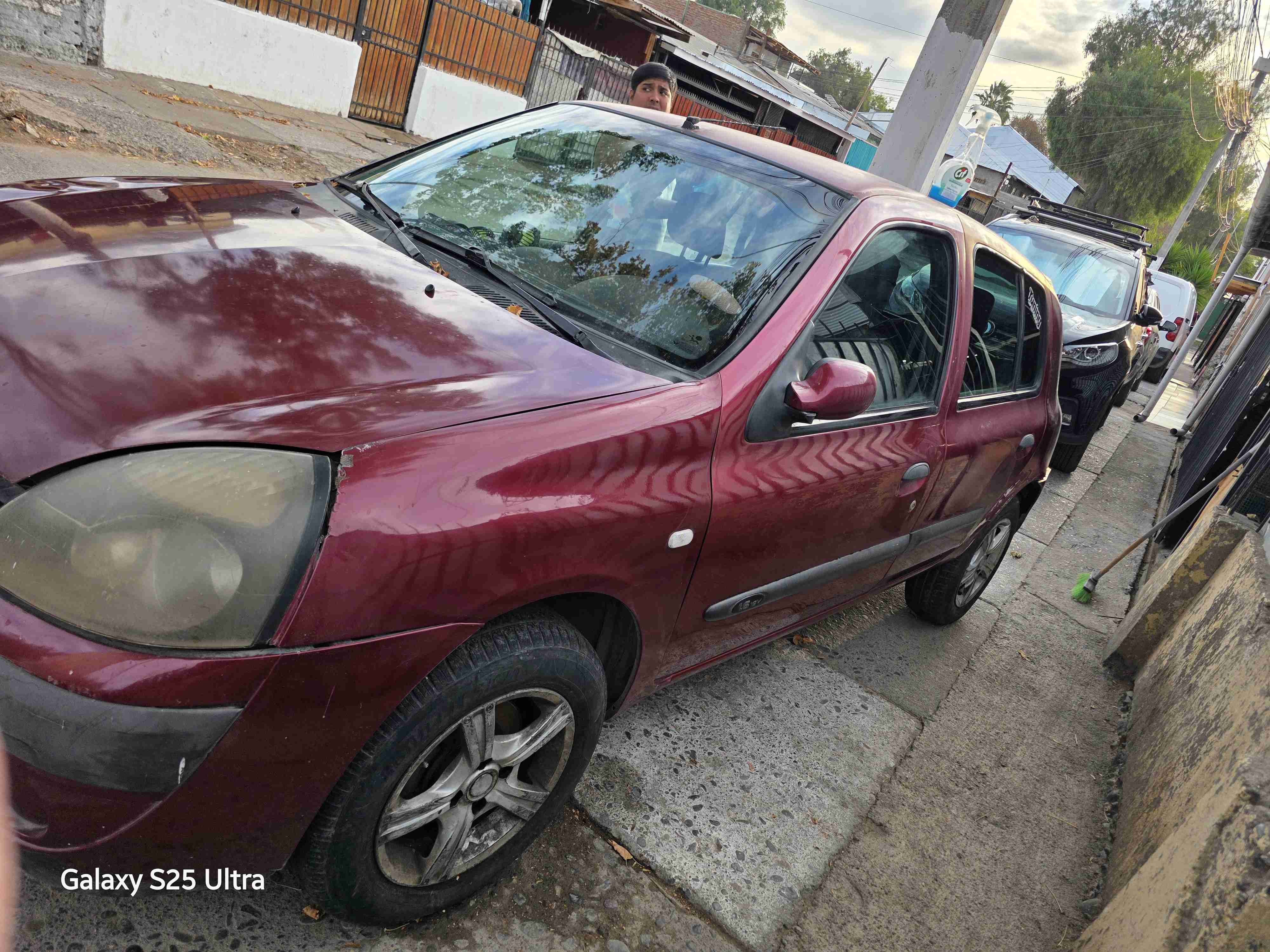 Auto Renault Clio rojo - miniatura 4