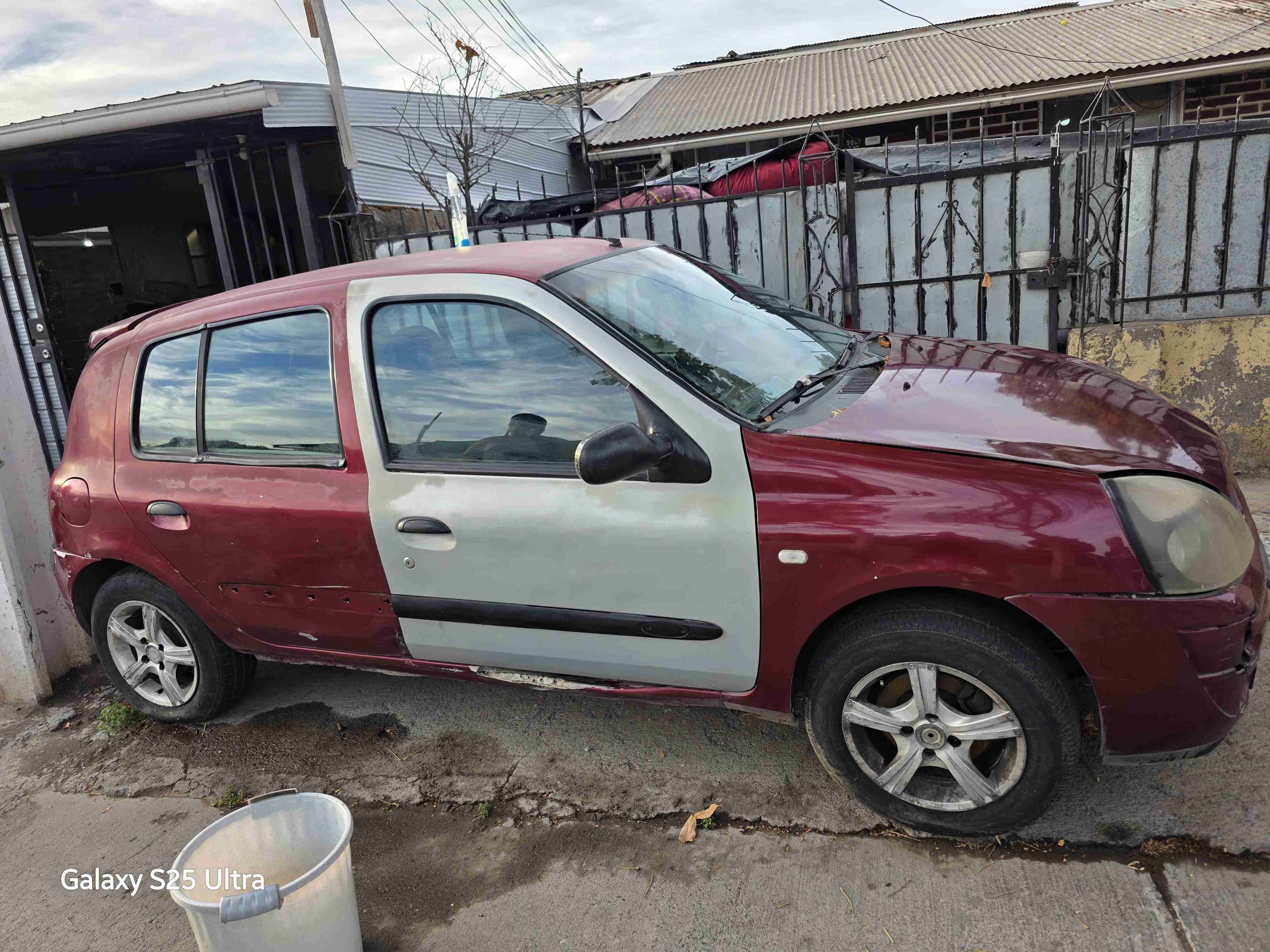 Auto Renault Clio rojo - miniatura 5