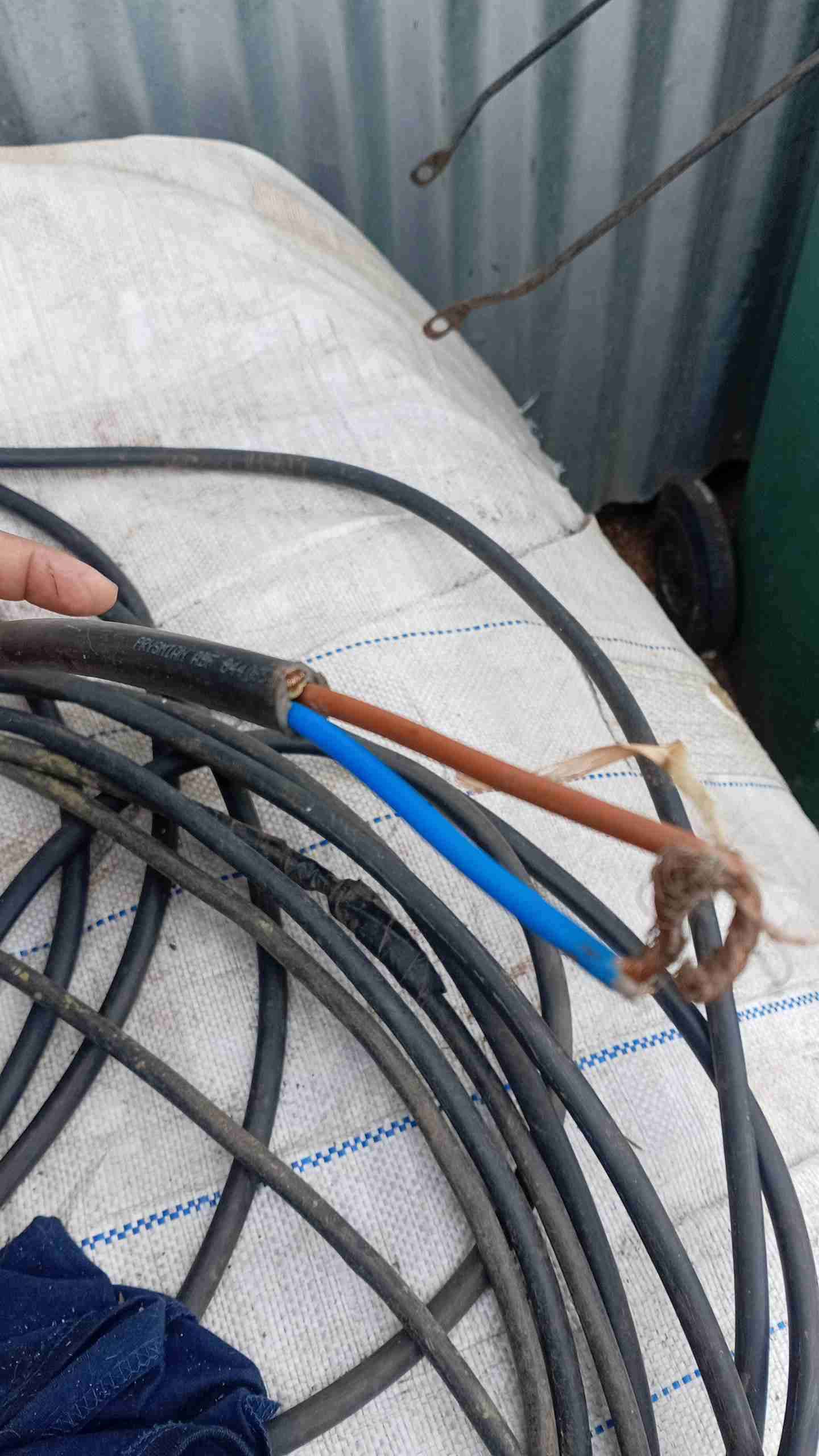 Carrete de cable eléctrico usado - miniatura 2