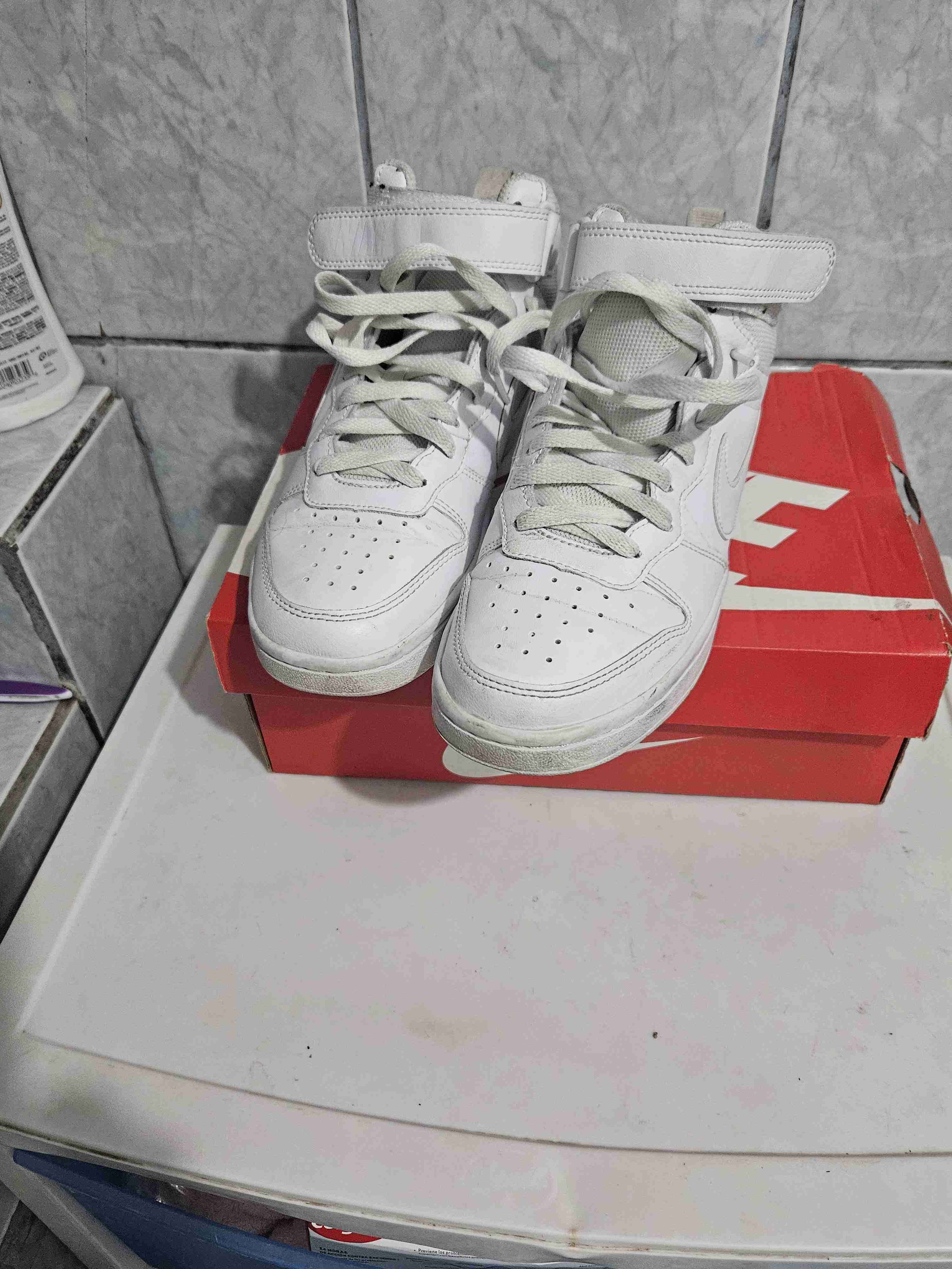 Zapatillas blancas deportivas - miniatura 1