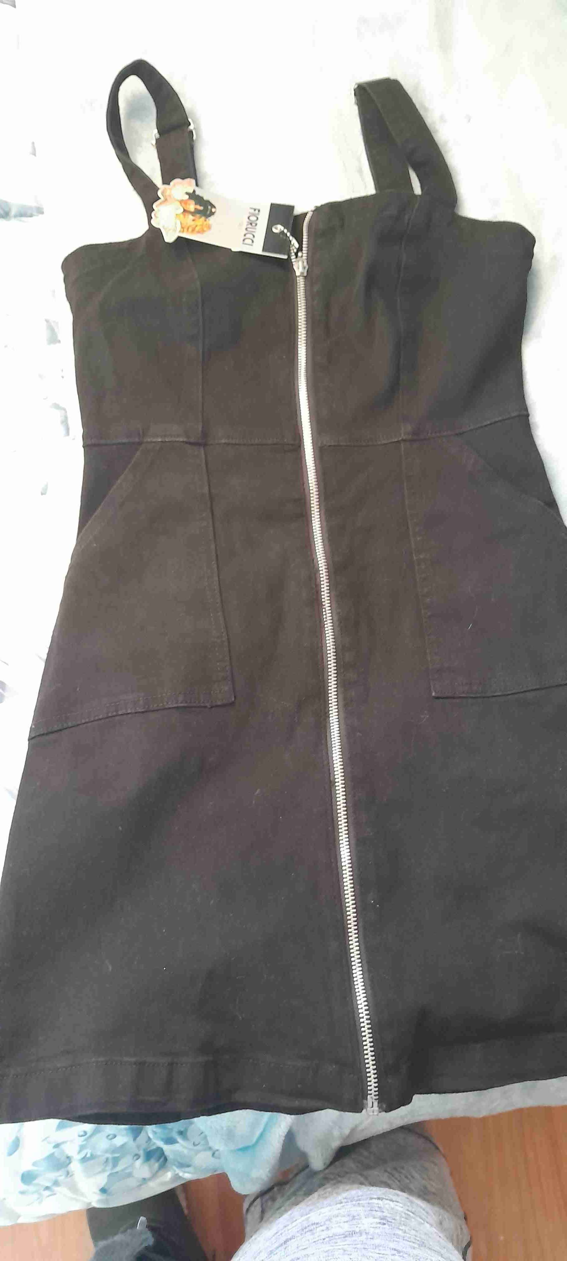 Vestido negro con cierre frontal