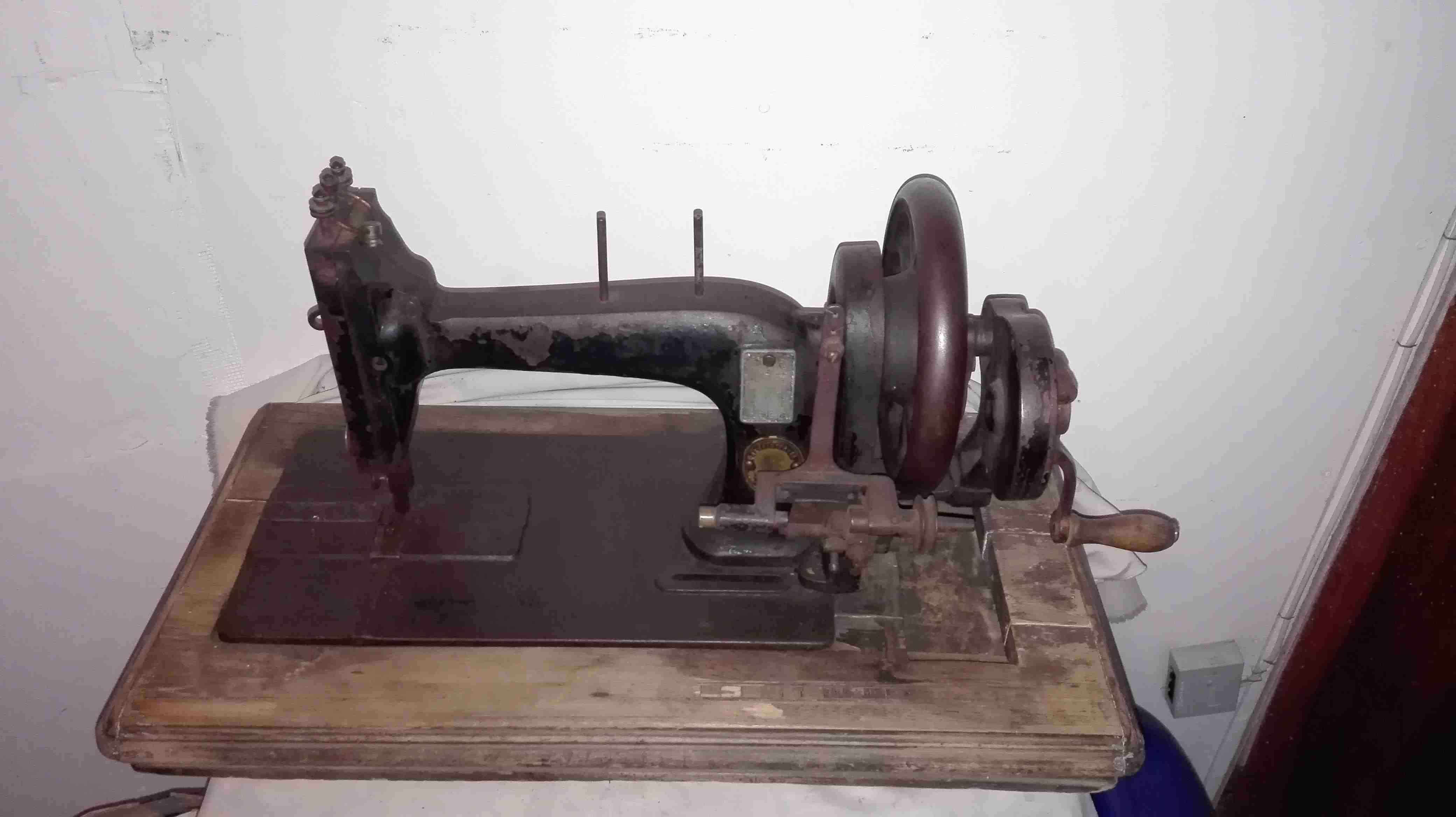 Máquina de coser antigua de hierro