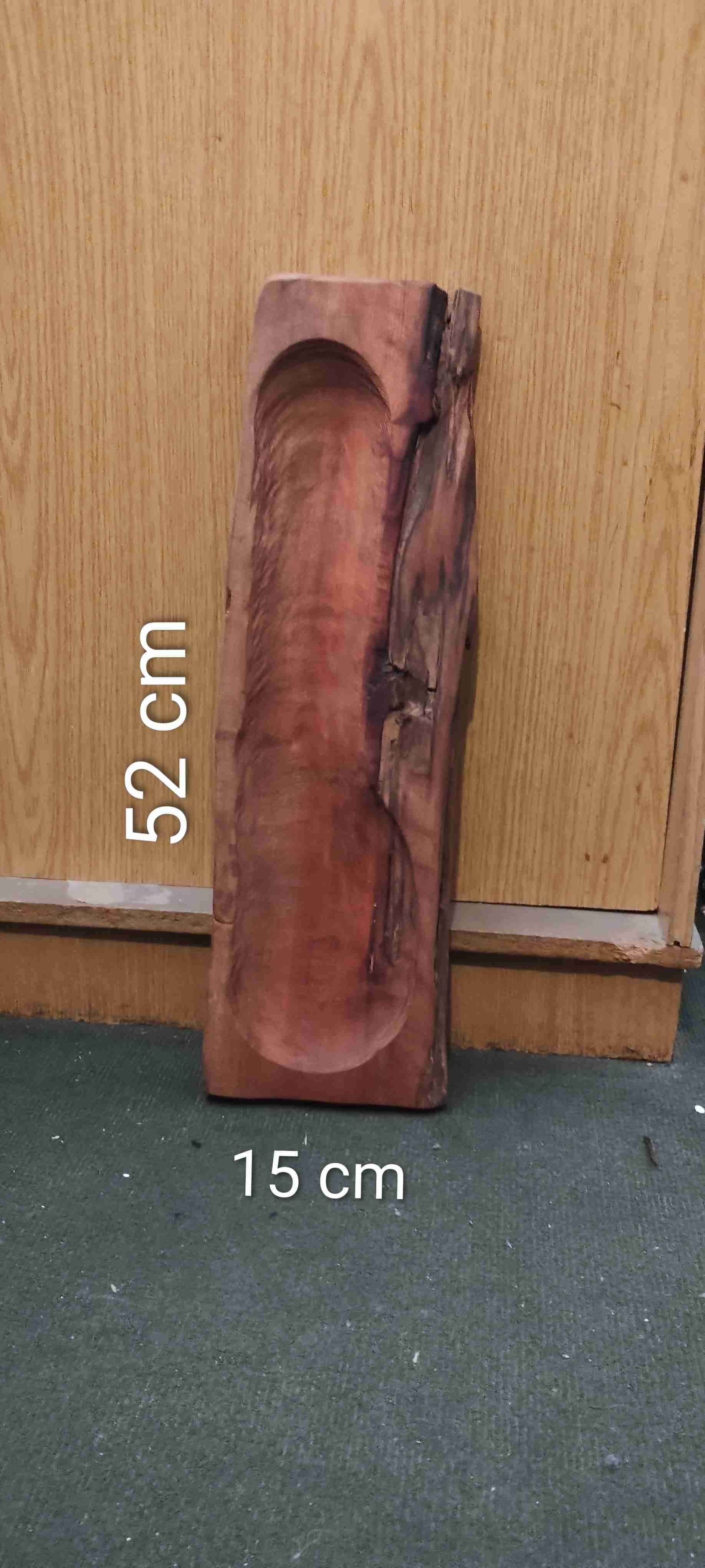 Tabla rústica de madera tallada