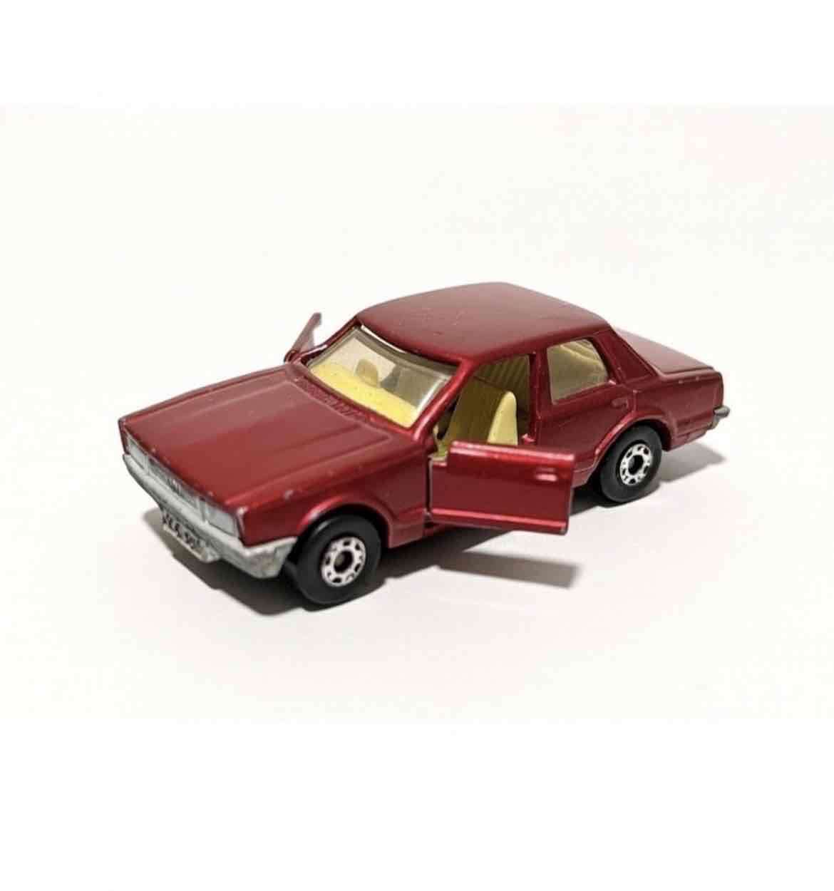 Auto de juguete rojo metálico