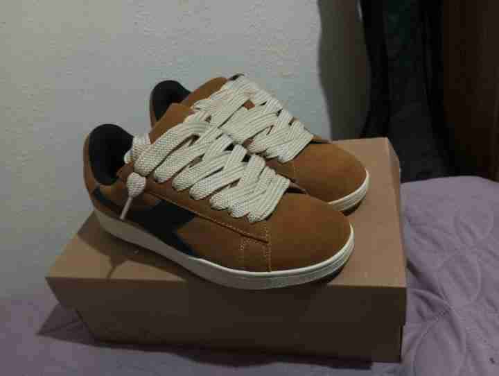 Zapatillas café con detalle azul - miniatura 2