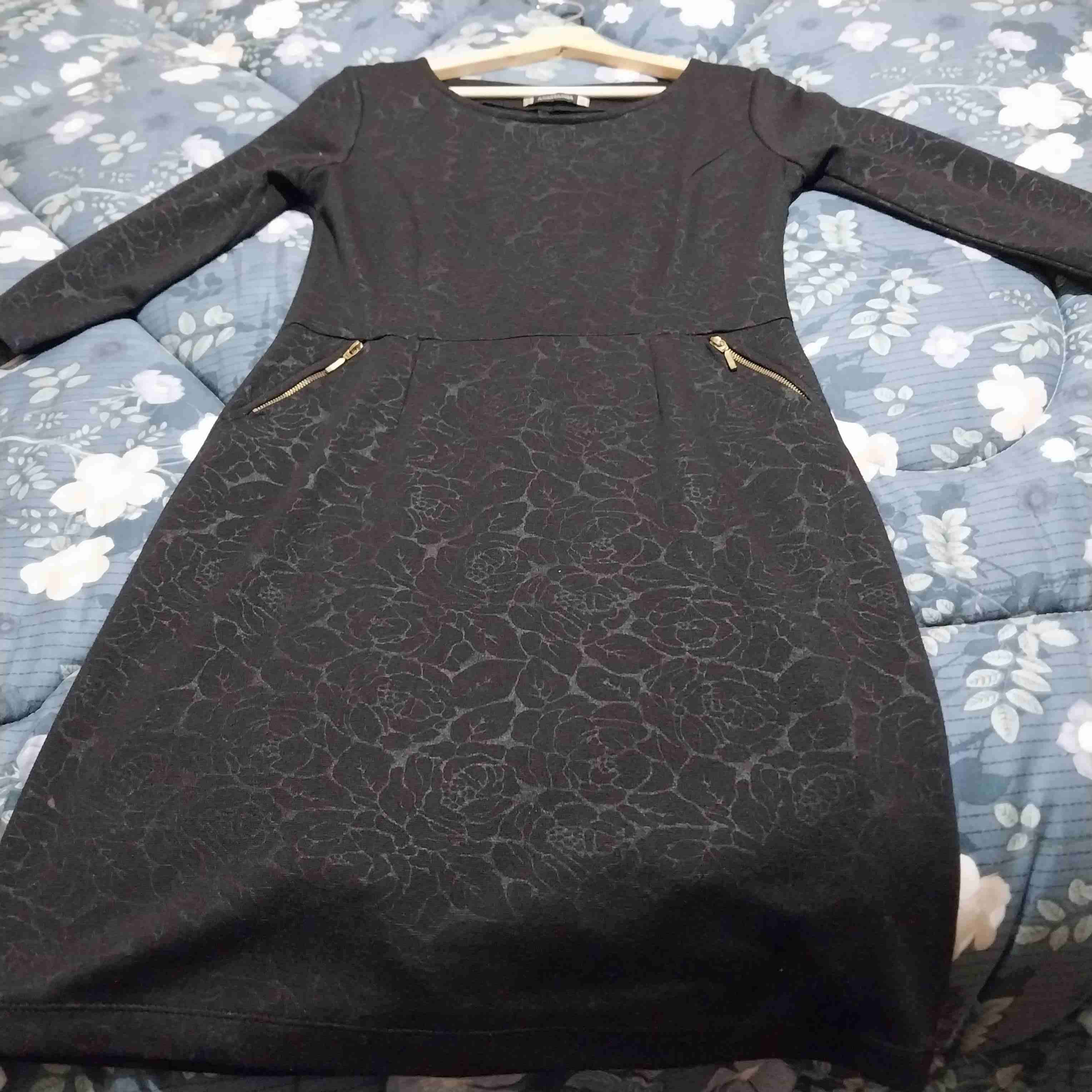 Vestido oscuro con diseño floral - miniatura 1