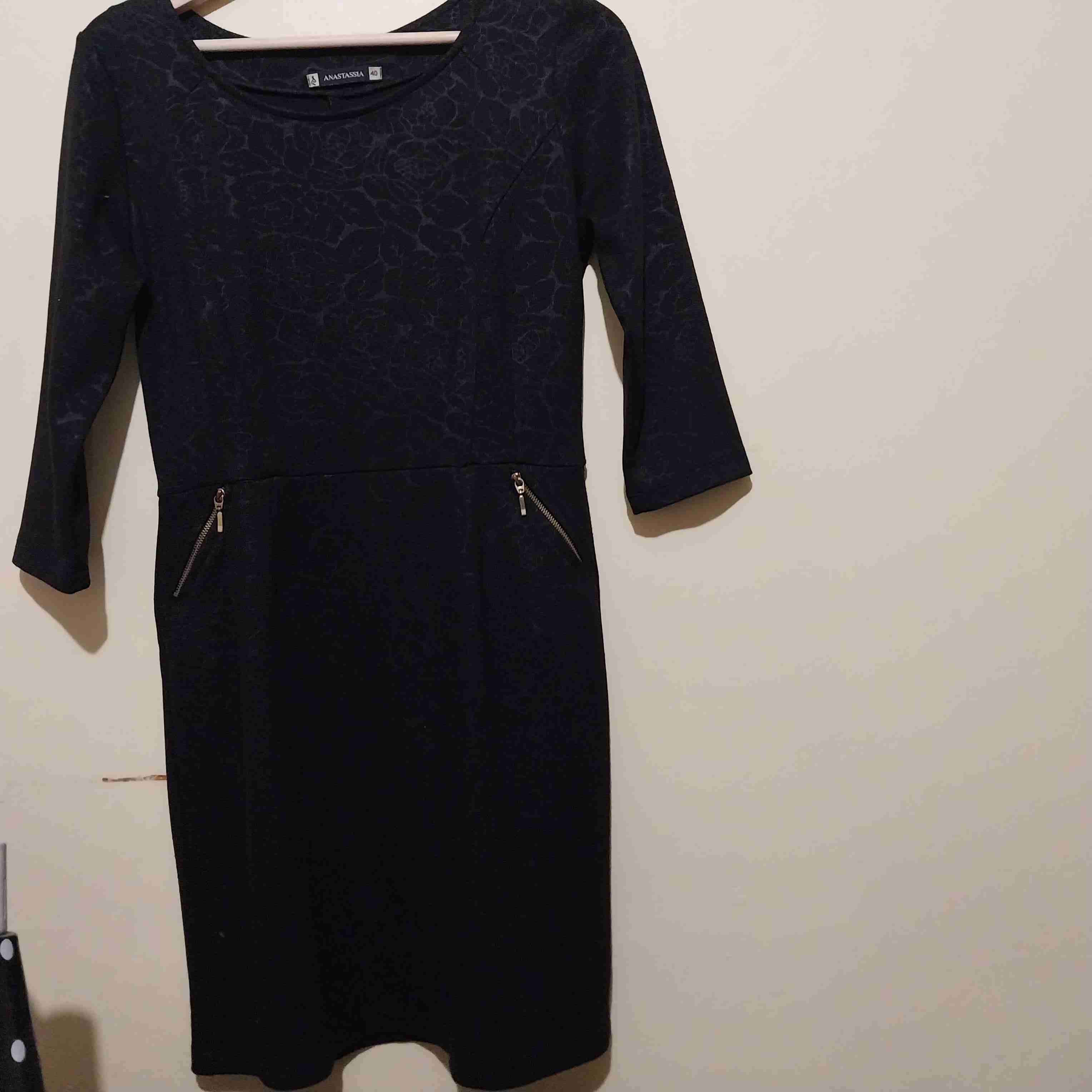 Vestido oscuro con diseño floral - miniatura 2