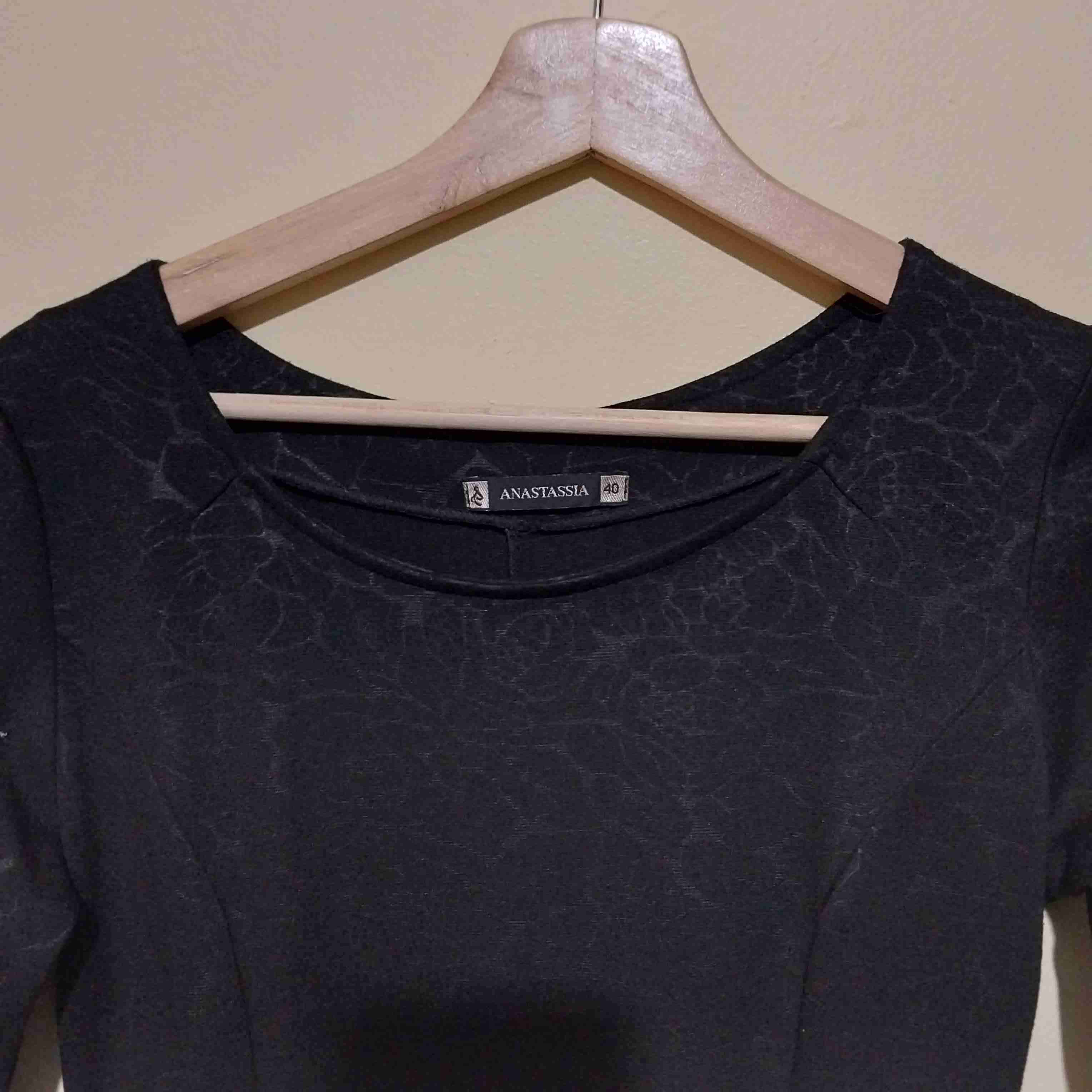 Vestido oscuro con diseño floral - miniatura 3