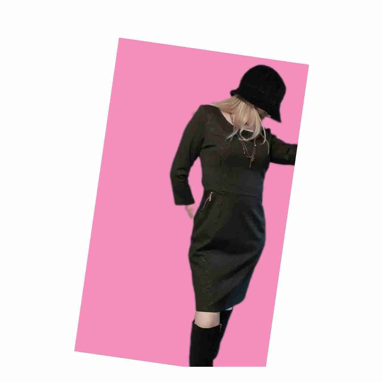 Vestido oscuro con diseño floral - miniatura 4